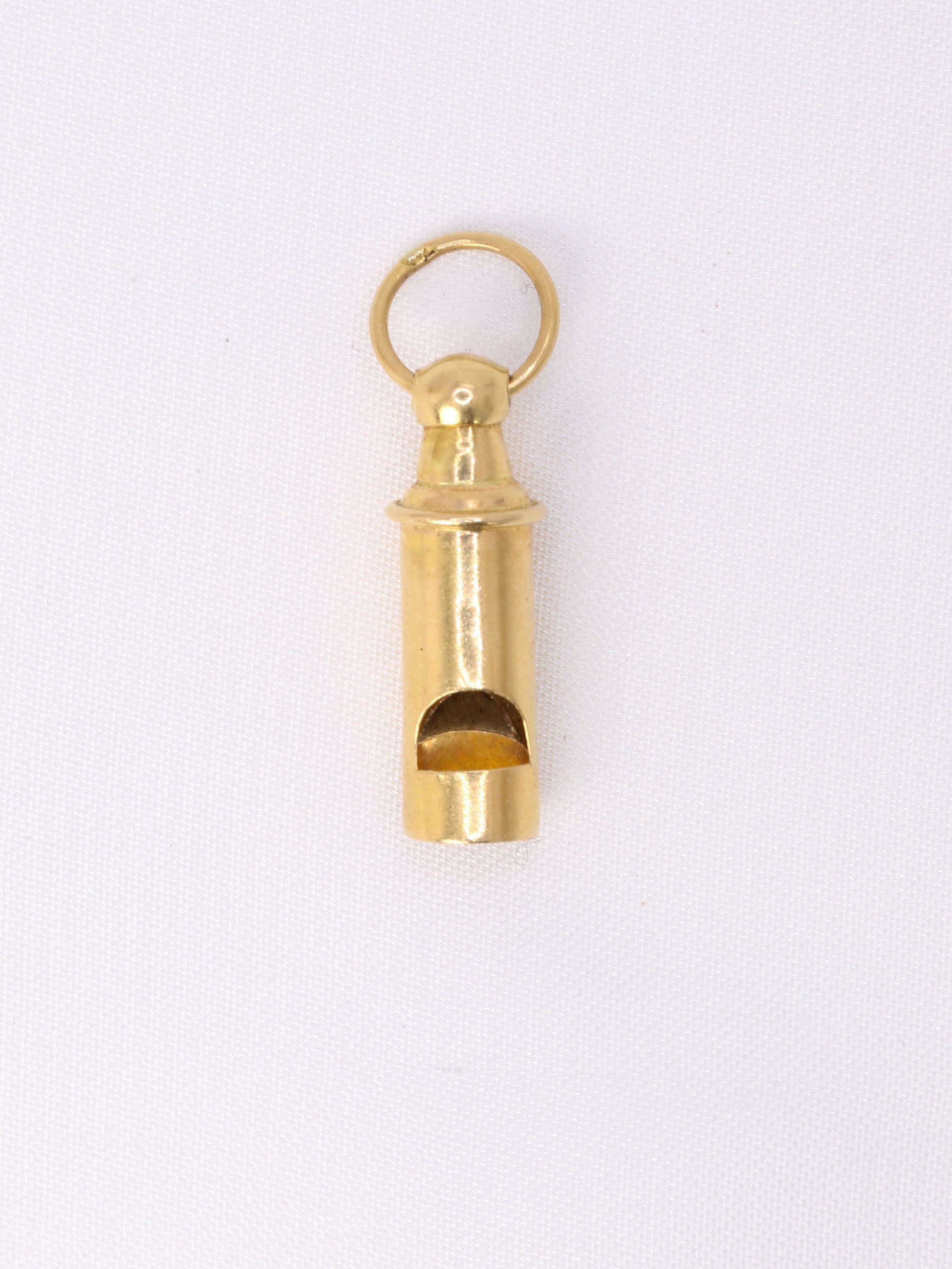 Charms vintage sifflet or jaune
Pendentif sifflet en or 18k (750°/°°). Le sifflet fonctionne ! Travail français des années 1970. Présence du poinçon tête d’aigle pour l’or 18 carats.
Longueur bélière incluse : 2,2 cm
Largeur : 0,4 cm
Poids net : 0,73 gramme