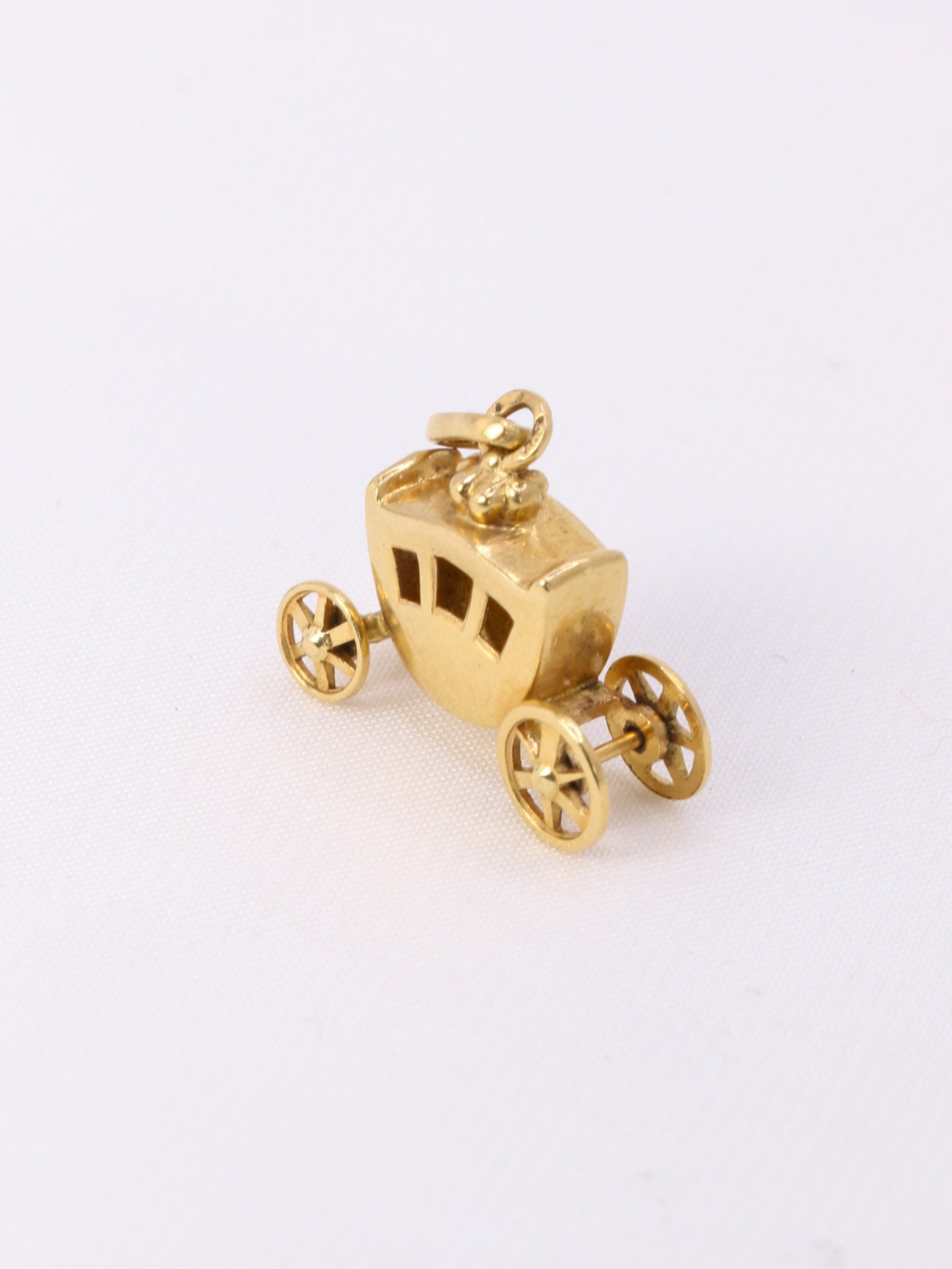 Charms vintage carrosse or jaune
Pendentif carrosse en or 18k (750°/°°) dont les roues sont mobiles. Travail français des années 1970. Présence du poinçon tête d’aigle pour l’or 18 carats et poinçon de fabricant.
Hauteur bélière incluse : 1,9 cm
Largeur : 1,8 cm
Poids net : 1,47 gramme