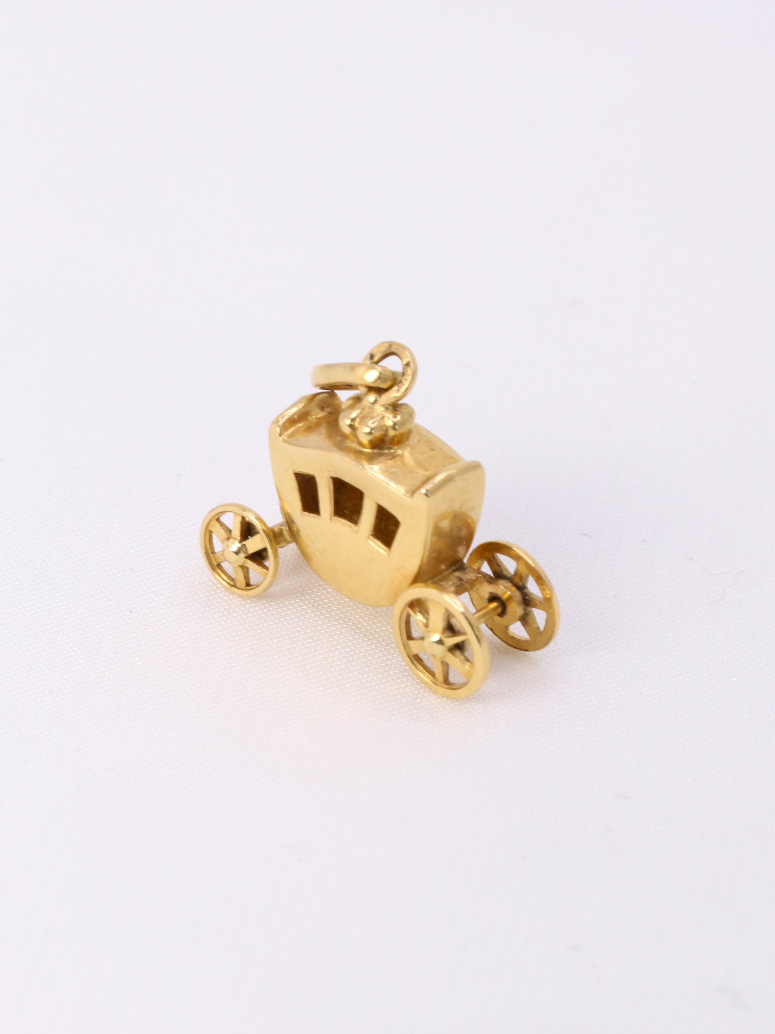 Charms vintage carrosse or jaune
Pendentif carrosse en or 18k (750°/°°) dont les roues sont mobiles. Travail français des années 1970. Présence du poinçon tête d’aigle pour l’or 18 carats et poinçon de fabricant.
Hauteur bélière incluse : 1,9 cm
Largeur : 1,8 cm
Poids net : 1,47 gramme