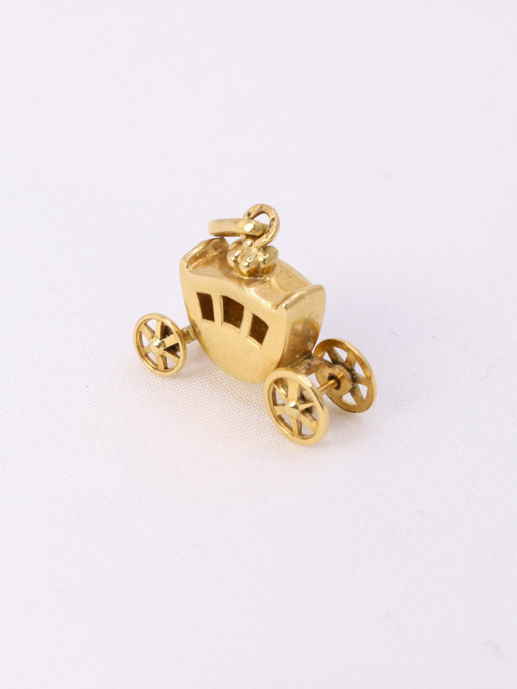 Charms vintage carrosse or jaune
Pendentif carrosse en or 18k (750°/°°) dont les roues sont mobiles. Travail français des années 1970. Présence du poinçon tête d’aigle pour l’or 18 carats et poinçon de fabricant.
Hauteur bélière incluse : 1,9 cm
Largeur : 1,8 cm
Poids net : 1,47 gramme