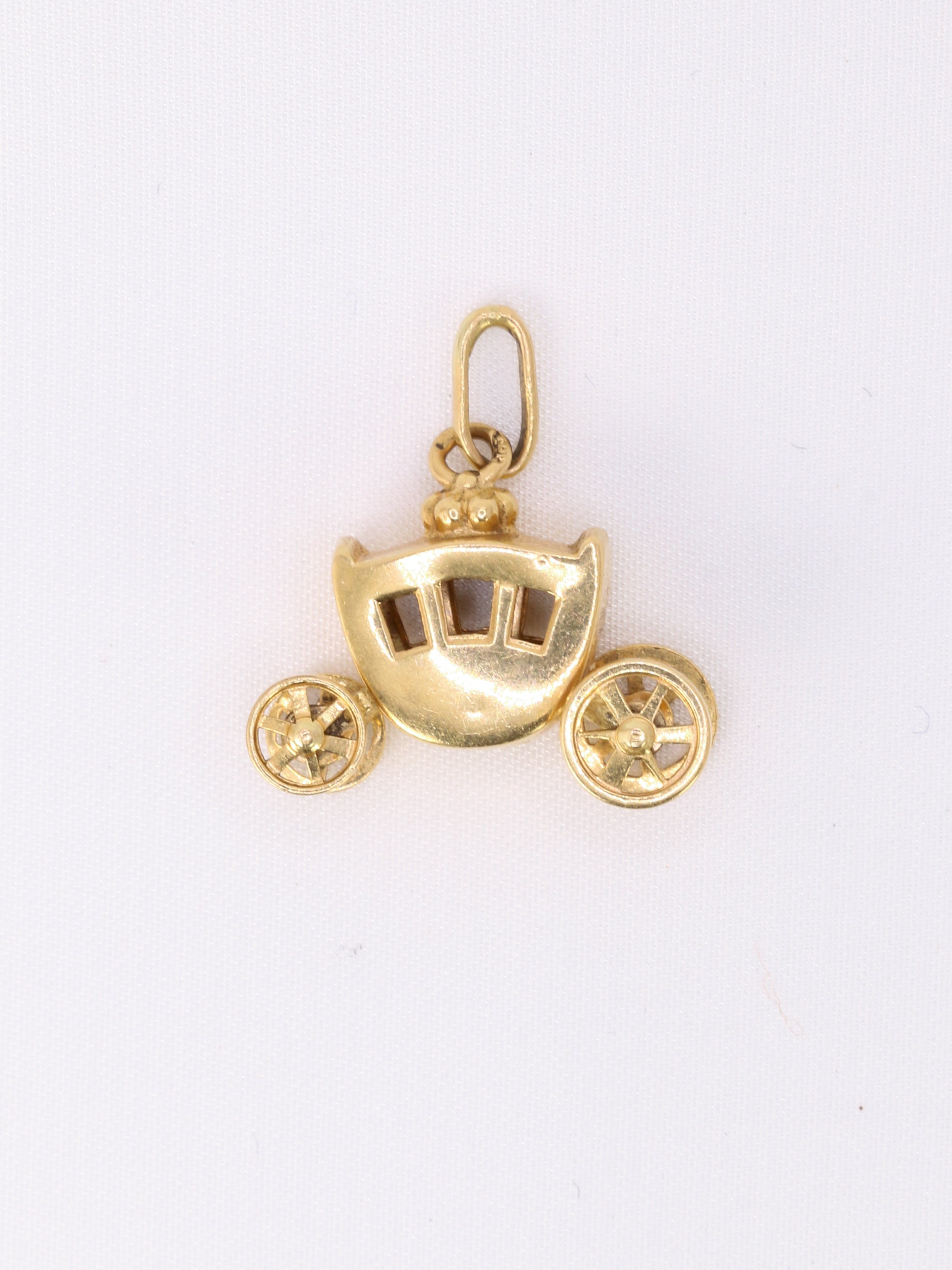 Charms vintage carrosse or jaune
Pendentif carrosse en or 18k (750°/°°) dont les roues sont mobiles. Travail français des années 1970. Présence du poinçon tête d’aigle pour l’or 18 carats et poinçon de fabricant.
Hauteur bélière incluse : 1,9 cm
Largeur : 1,8 cm
Poids net : 1,47 gramme