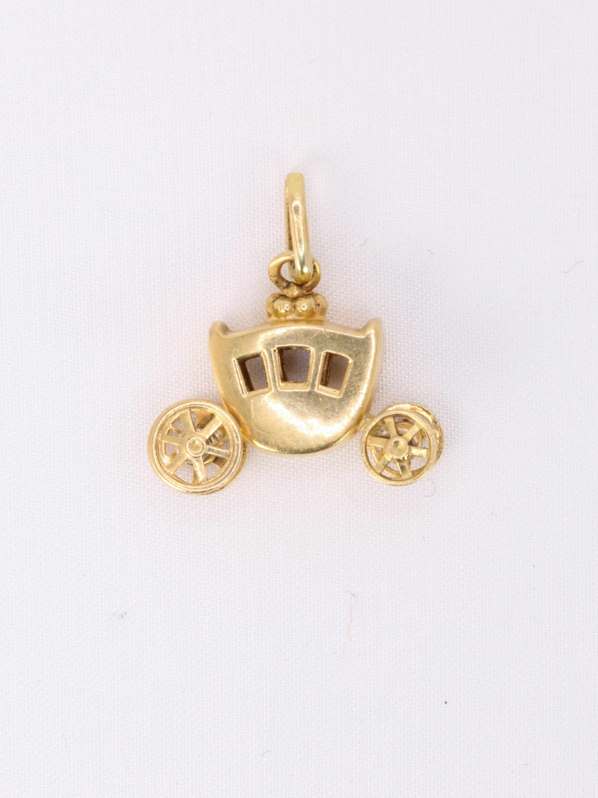 Charms vintage carrosse or jaune
Pendentif carrosse en or 18k (750°/°°) dont les roues sont mobiles. Travail français des années 1970. Présence du poinçon tête d’aigle pour l’or 18 carats et poinçon de fabricant.
Hauteur bélière incluse : 1,9 cm
Largeur : 1,8 cm
Poids net : 1,47 gramme