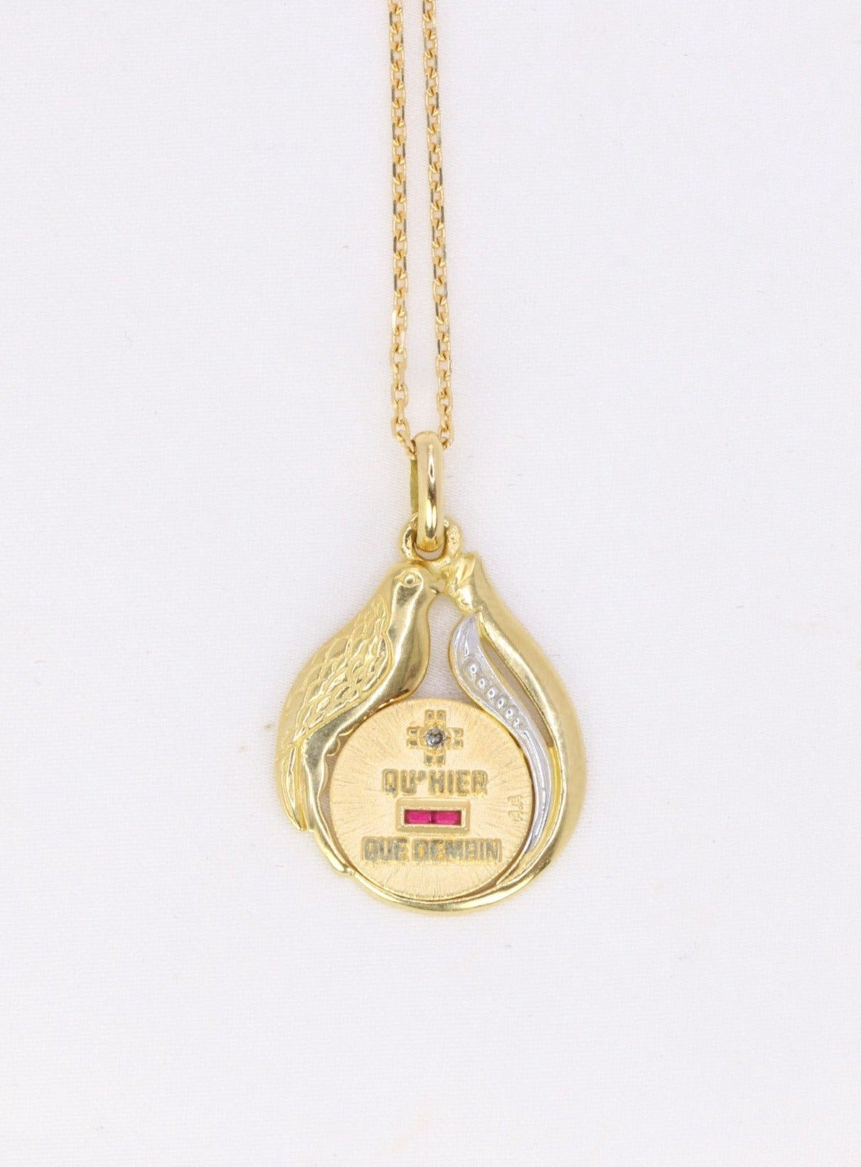 Médaille Augis Colombe en or, diamant et rubis, Plus qu’hier moins que demain - ca 1980