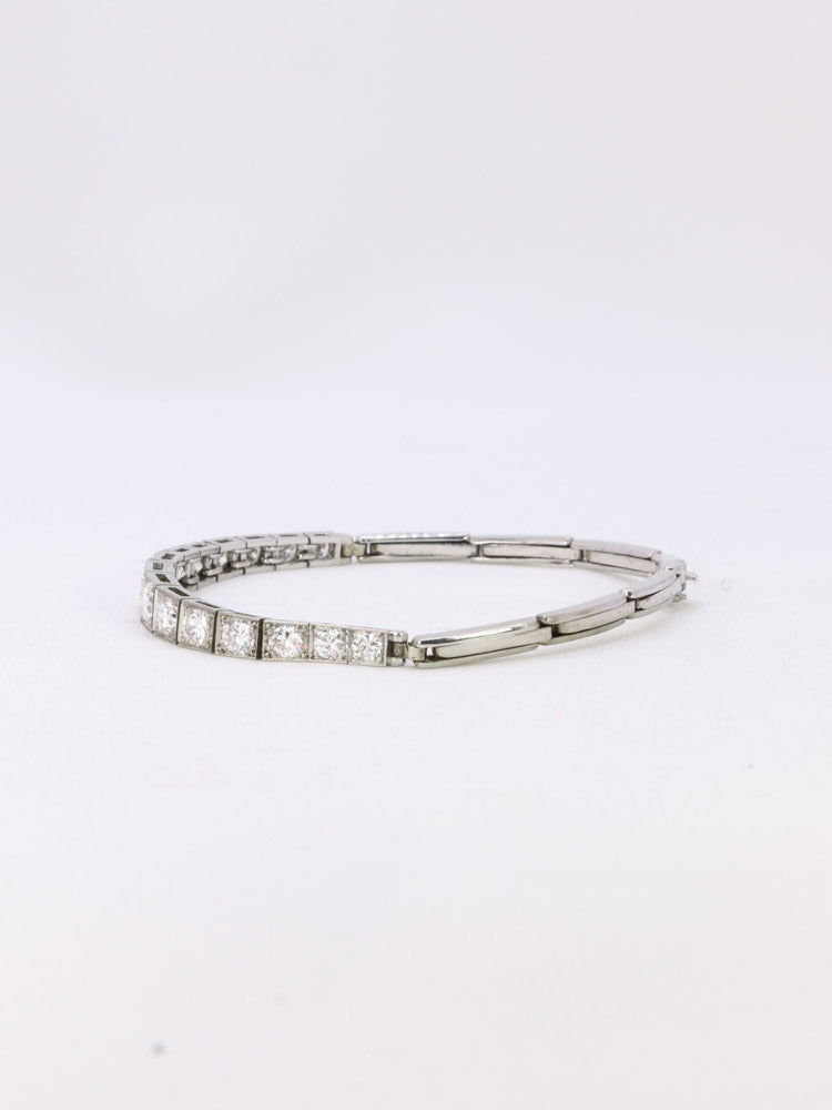Bracelet vintage or blanc platine diamants 2,5ct
Bracelet en or 18k (750°/°°) et platine composé d'un motif central sertie de diamants en chute de belle qualité dont le plus important pèse 0,25 ct et pour un poids total d'environ 2,5ct.
Longueur : 16,5 cm
Poids brut : 12,30 grammes