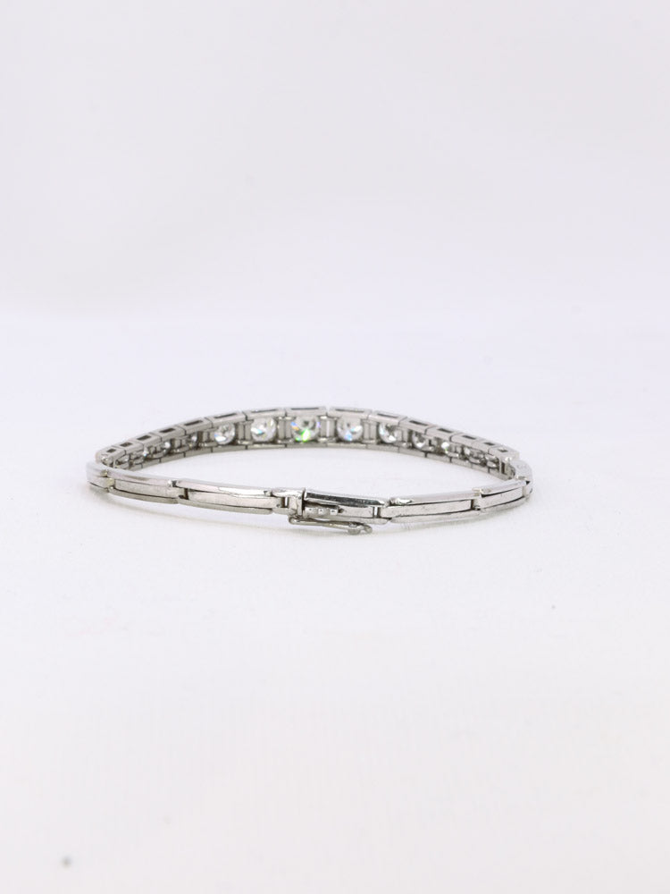 Bracelet vintage or blanc platine diamants 2,5ct
Bracelet en or 18k (750°/°°) et platine composé d'un motif central sertie de diamants en chute de belle qualité dont le plus important pèse 0,25 ct et pour un poids total d'environ 2,5ct.
Longueur : 16,5 cm
Poids brut : 12,30 grammes