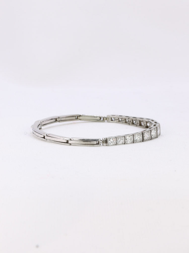 Bracelet vintage or blanc platine diamants 2,5ct
Bracelet en or 18k (750°/°°) et platine composé d'un motif central sertie de diamants en chute de belle qualité dont le plus important pèse 0,25 ct et pour un poids total d'environ 2,5ct.
Longueur : 16,5 cm
Poids brut : 12,30 grammes