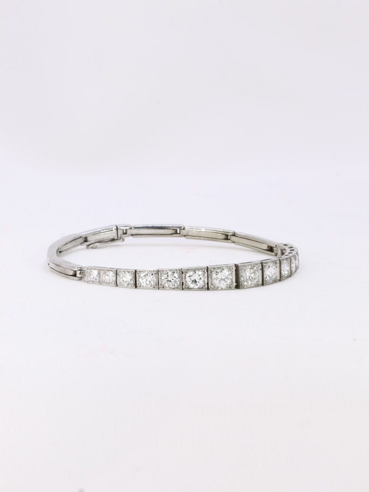 Bracelet vintage or blanc platine diamants 2,5ct
Bracelet en or 18k (750°/°°) et platine composé d'un motif central sertie de diamants en chute de belle qualité dont le plus important pèse 0,25 ct et pour un poids total d'environ 2,5ct.
Longueur : 16,5 cm
Poids brut : 12,30 grammes