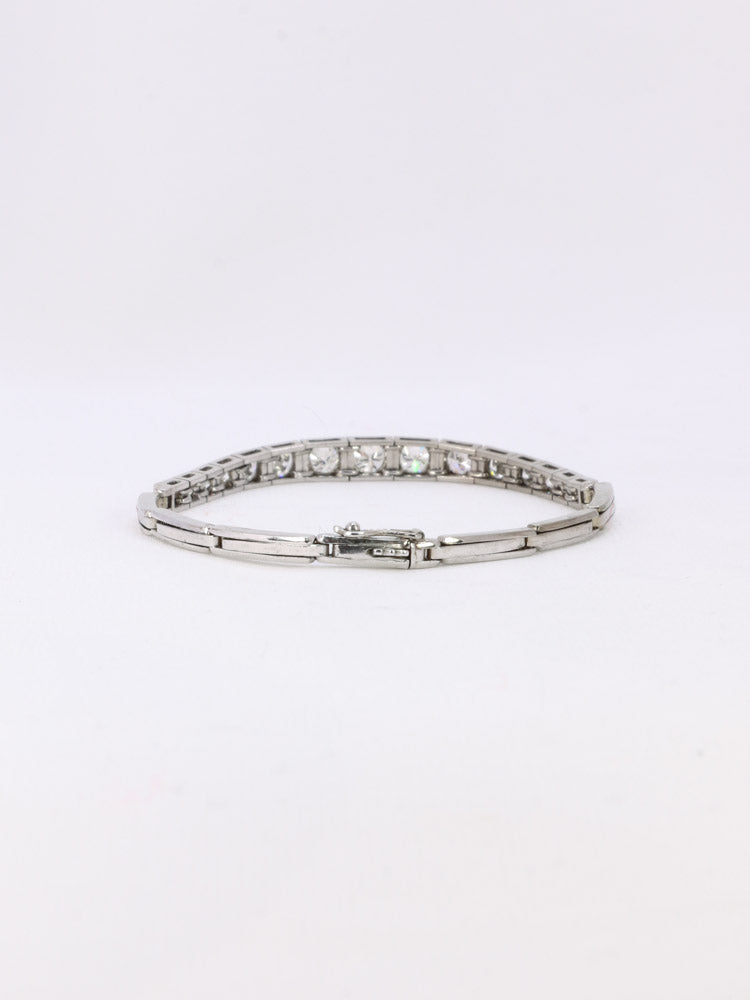 Bracelet vintage or blanc platine diamants 2,5ct
Bracelet en or 18k (750°/°°) et platine composé d'un motif central sertie de diamants en chute de belle qualité dont le plus important pèse 0,25 ct et pour un poids total d'environ 2,5ct.
Longueur : 16,5 cm
Poids brut : 12,30 grammes