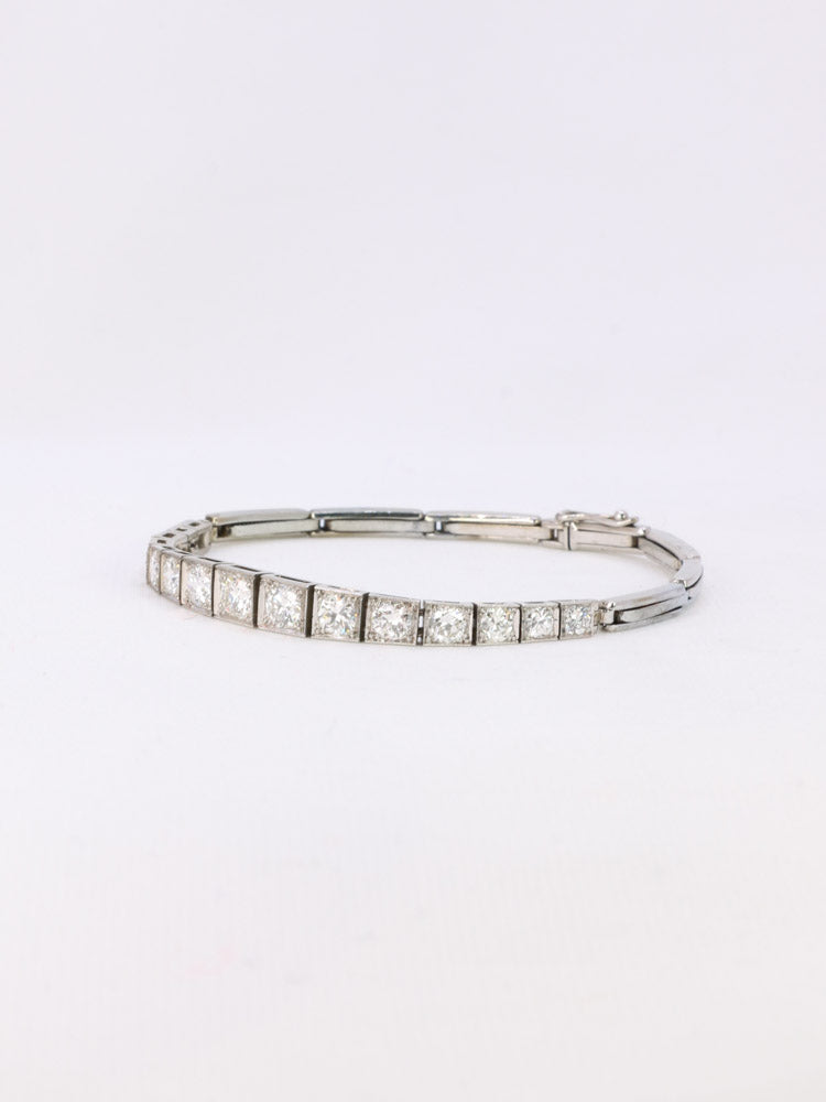 Bracelet vintage or blanc platine diamants 2,5ct
Bracelet en or 18k (750°/°°) et platine composé d'un motif central sertie de diamants en chute de belle qualité dont le plus important pèse 0,25 ct et pour un poids total d'environ 2,5ct.
Longueur : 16,5 cm
Poids brut : 12,30 grammes