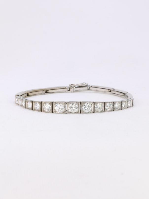 Bracelet vintage or blanc platine diamants 2,5ct
Bracelet en or 18k (750°/°°) et platine composé d'un motif central sertie de diamants en chute de belle qualité dont le plus important pèse 0,25 ct et pour un poids total d'environ 2,5ct.
Longueur : 16,5 cm
Poids brut : 12,30 grammes