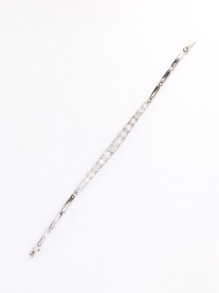 Bracelet vintage or blanc platine diamants 2,5ct
Bracelet en or 18k (750°/°°) et platine composé d'un motif central sertie de diamants en chute de belle qualité dont le plus important pèse 0,25 ct et pour un poids total d'environ 2,5ct.
Longueur : 16,5 cm
Poids brut : 12,30 grammes