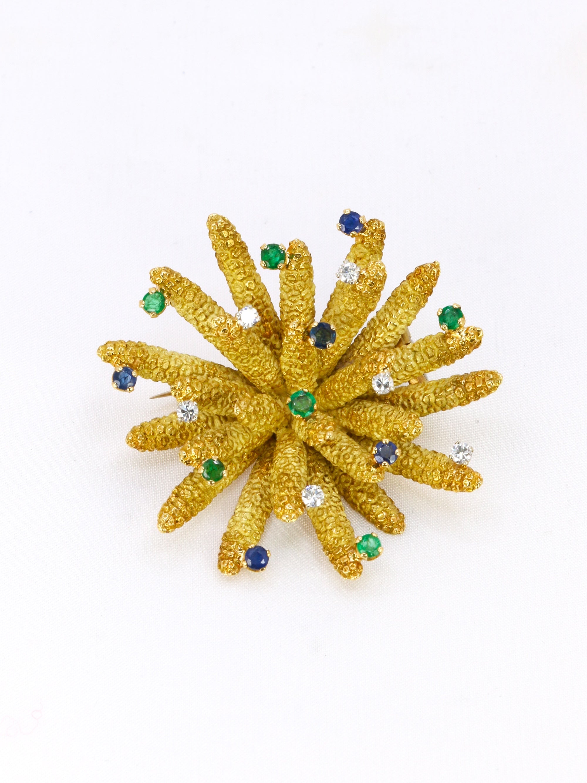 Broche vintage anémone or jaune diamants émeraudes saphirs