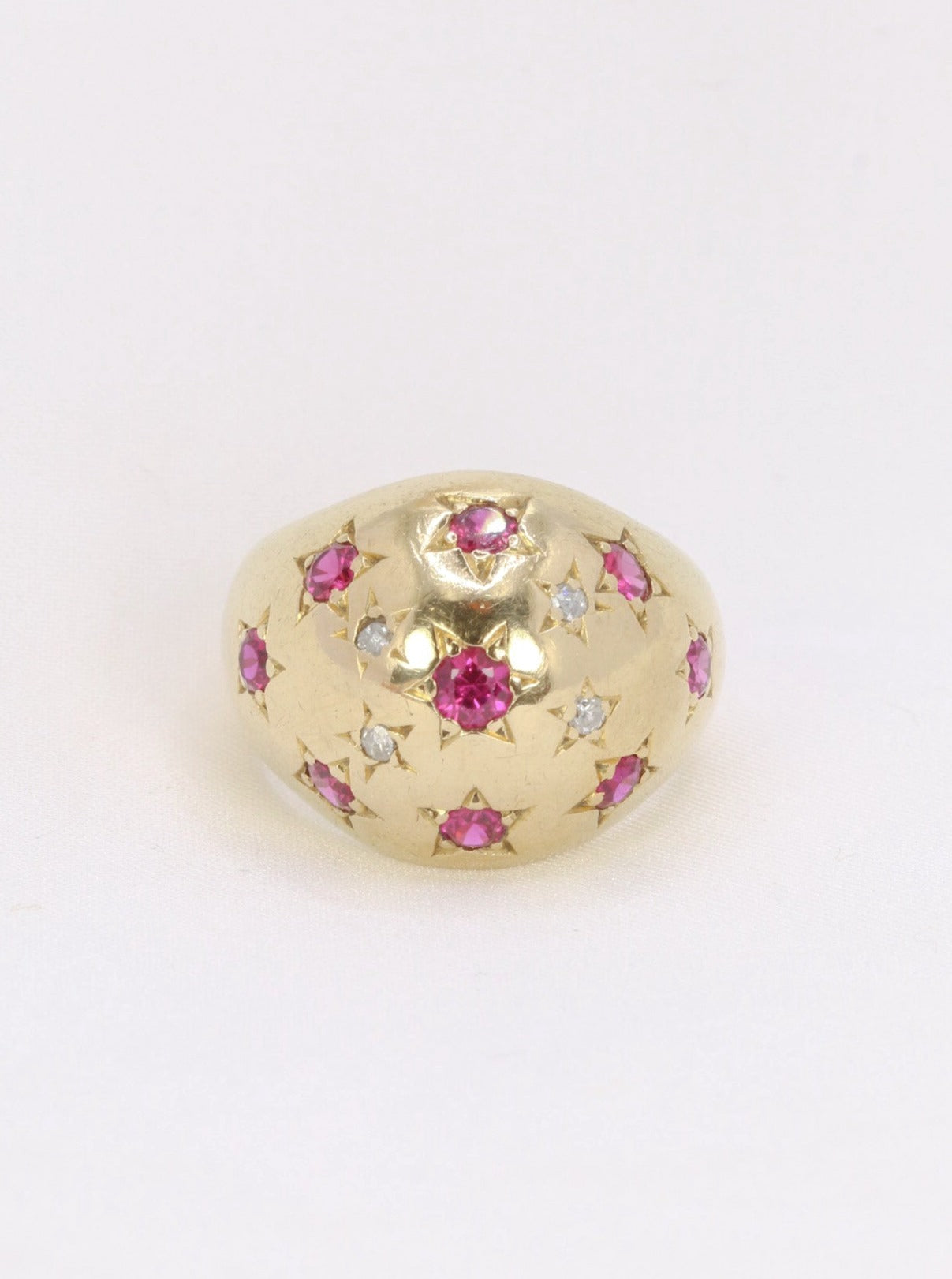Bague boule vintage en or jaune, rubis et diamants