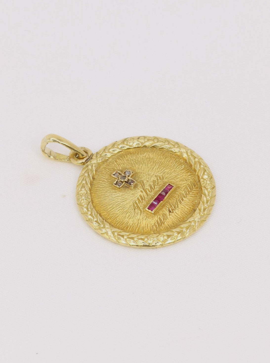 Médaille amour Augis ronde en or, diamants et rubis ca. 1910, Plus qu’hier moins que demain