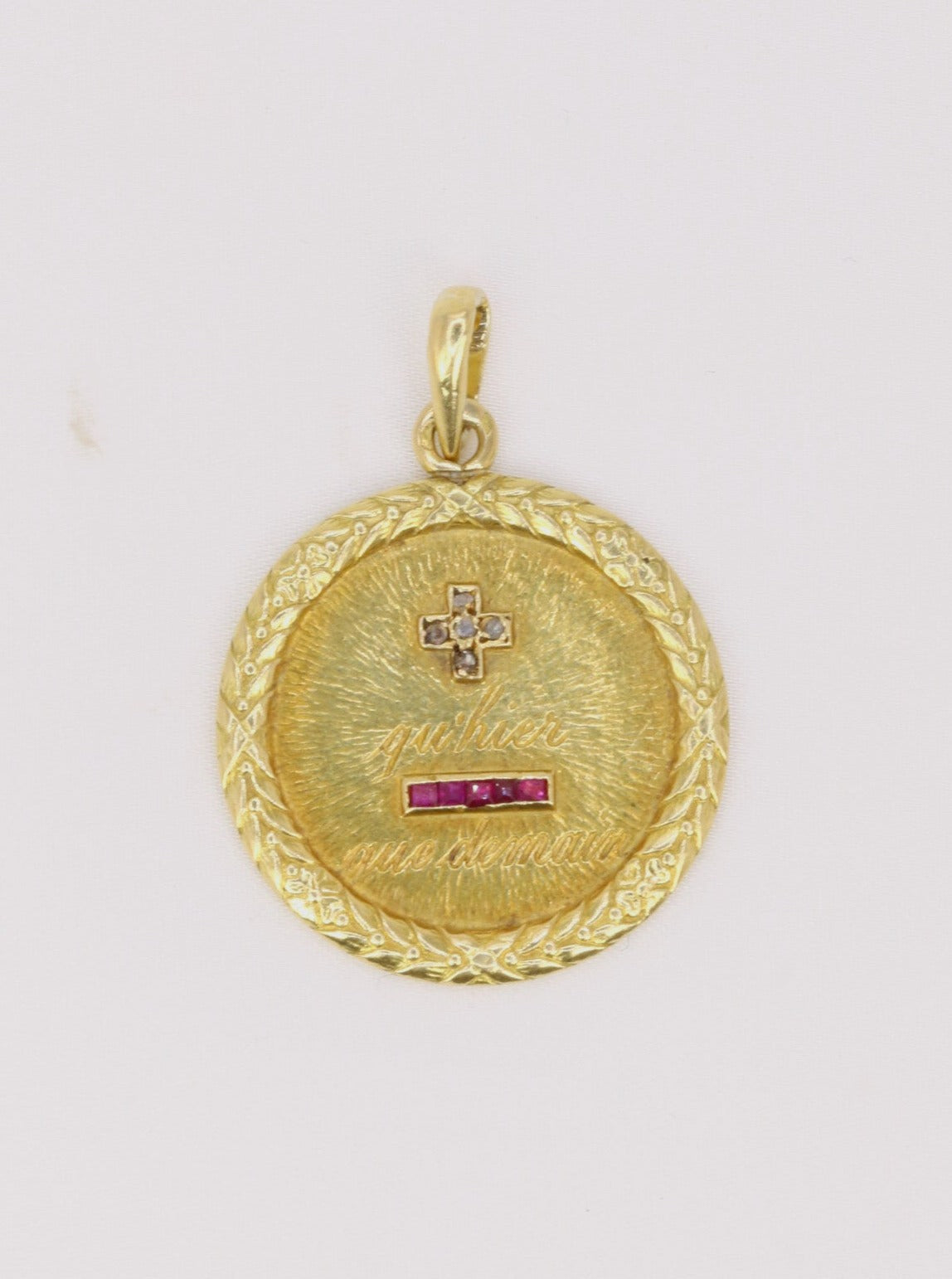Médaille amour Augis ronde en or, diamants et rubis ca. 1910, Plus qu’hier moins que demain