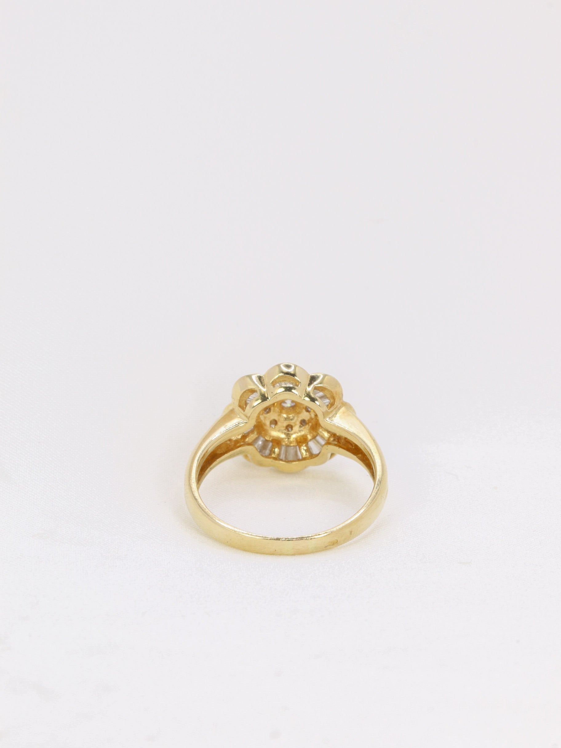 Bague vintage fleur en or et diamants baguette