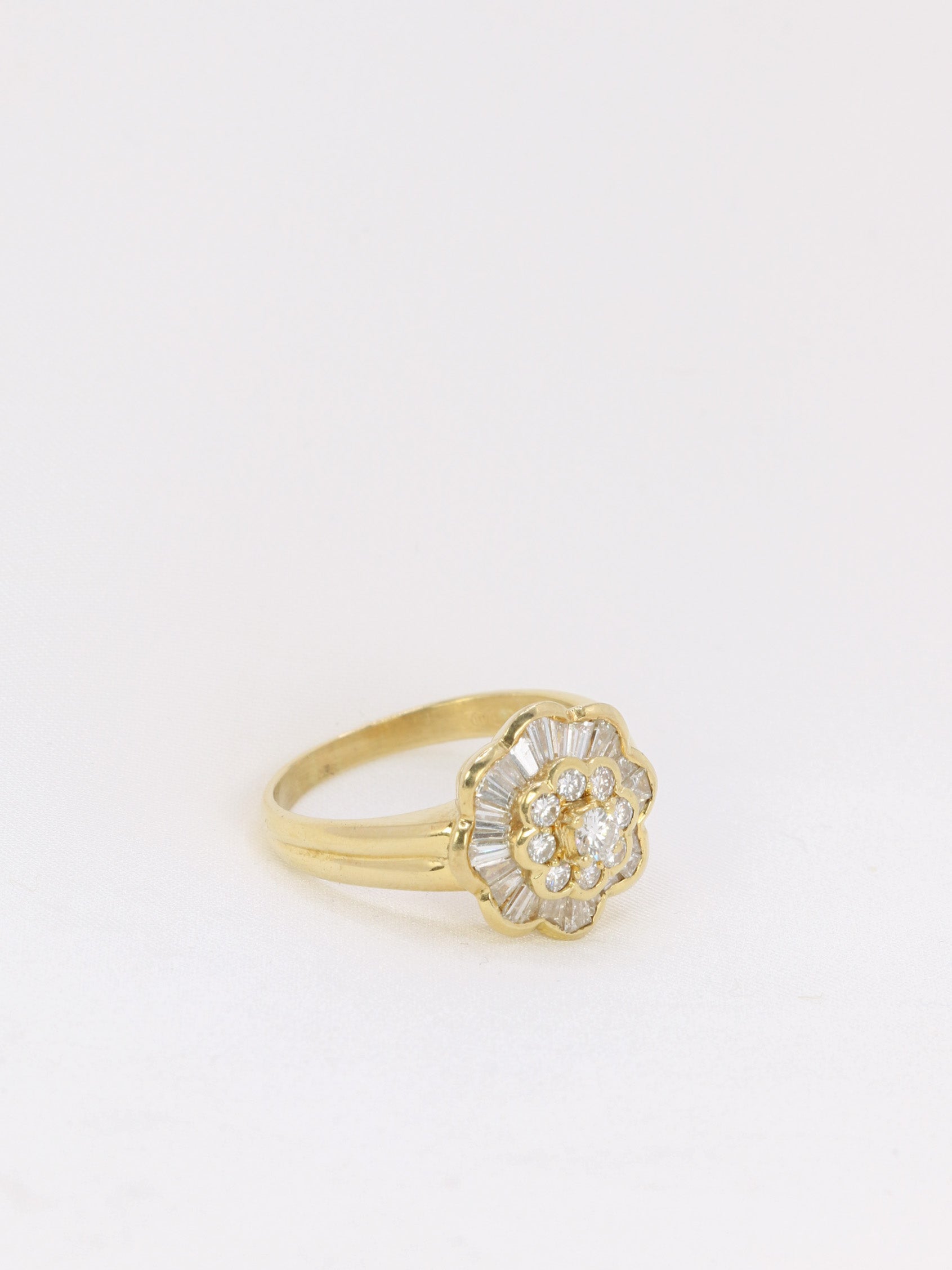 Bague vintage fleur en or et diamants baguette