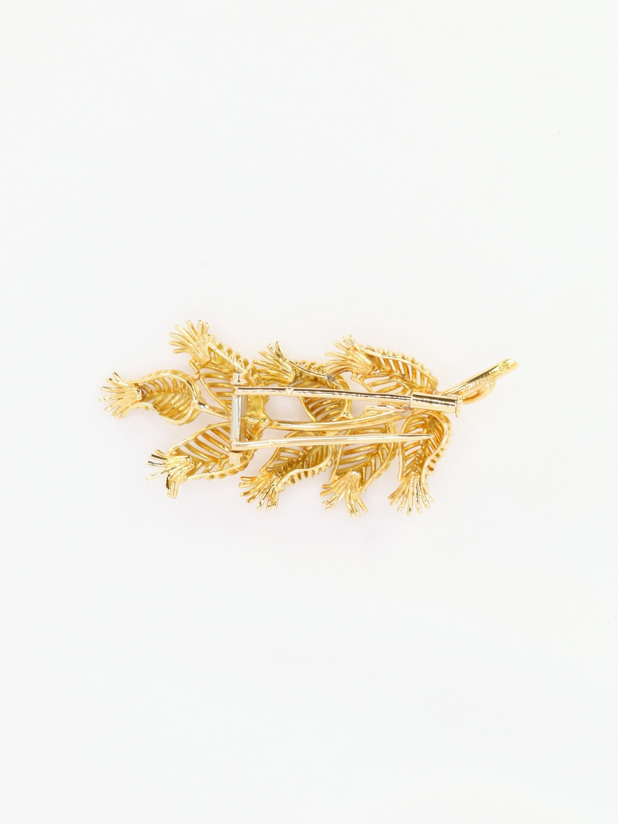 GUBELIN Broche feuille or rubis émeraudes