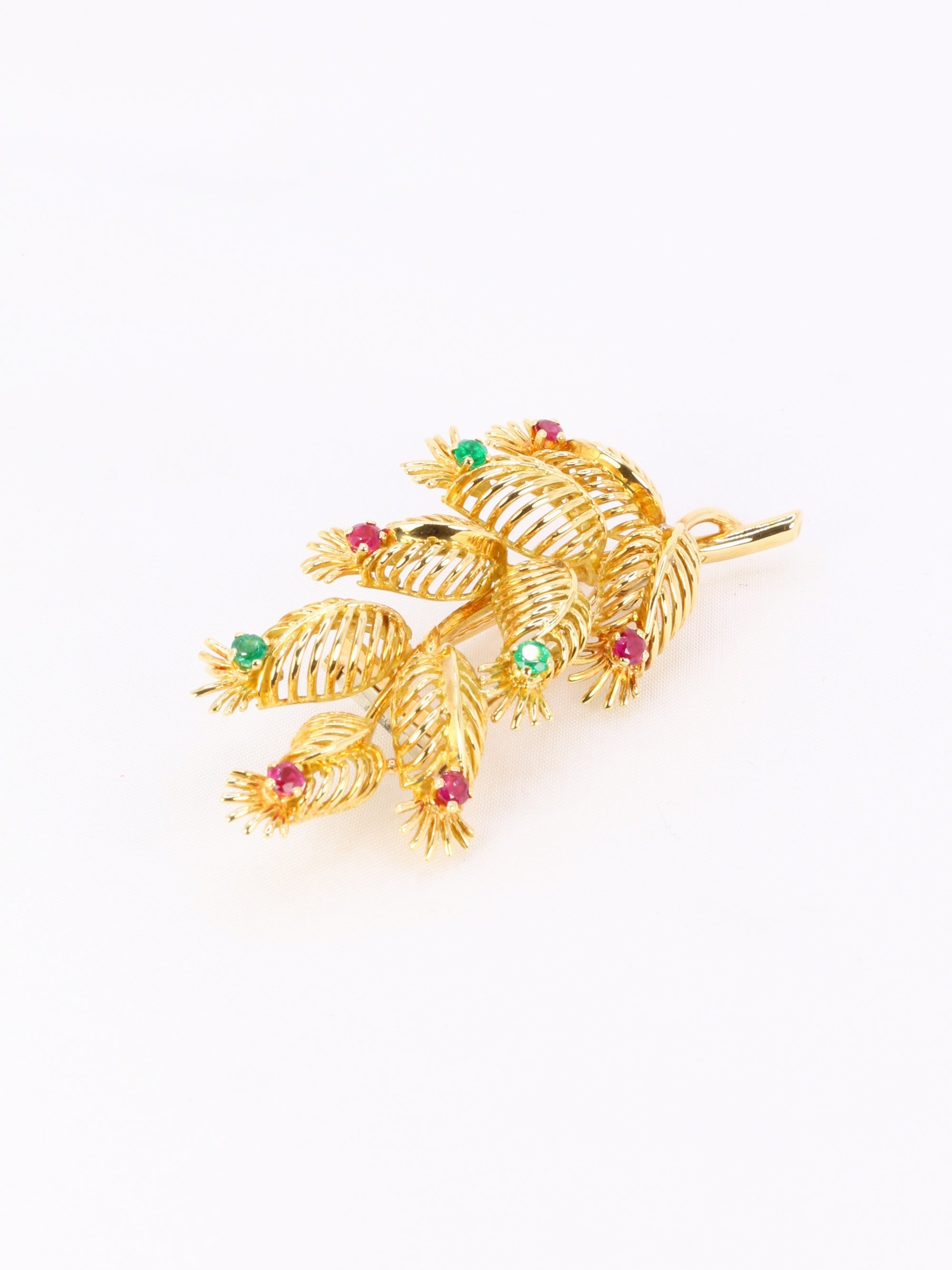 GUBELIN Broche feuille or rubis émeraudes