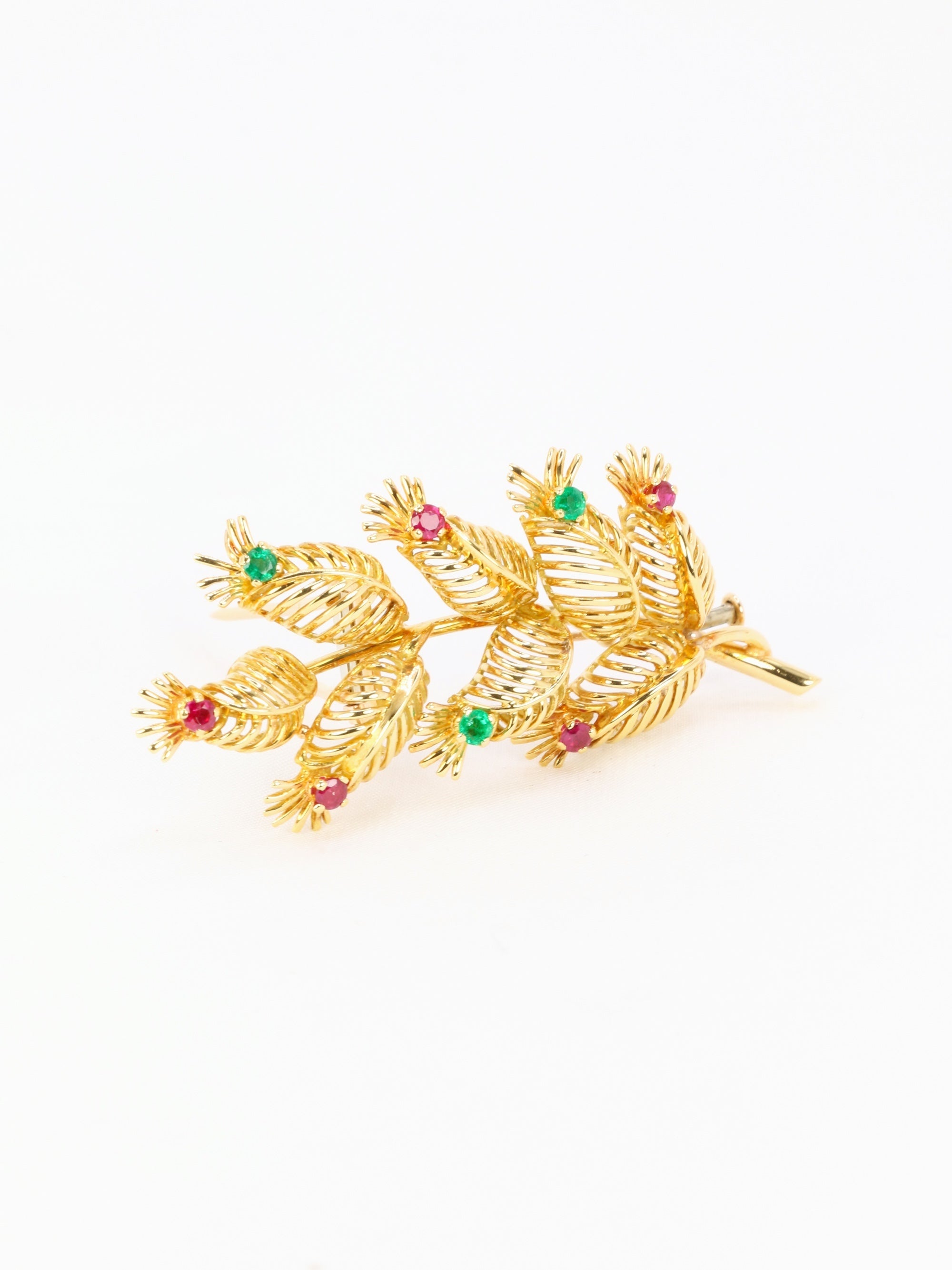 GUBELIN Broche feuille or rubis émeraudes