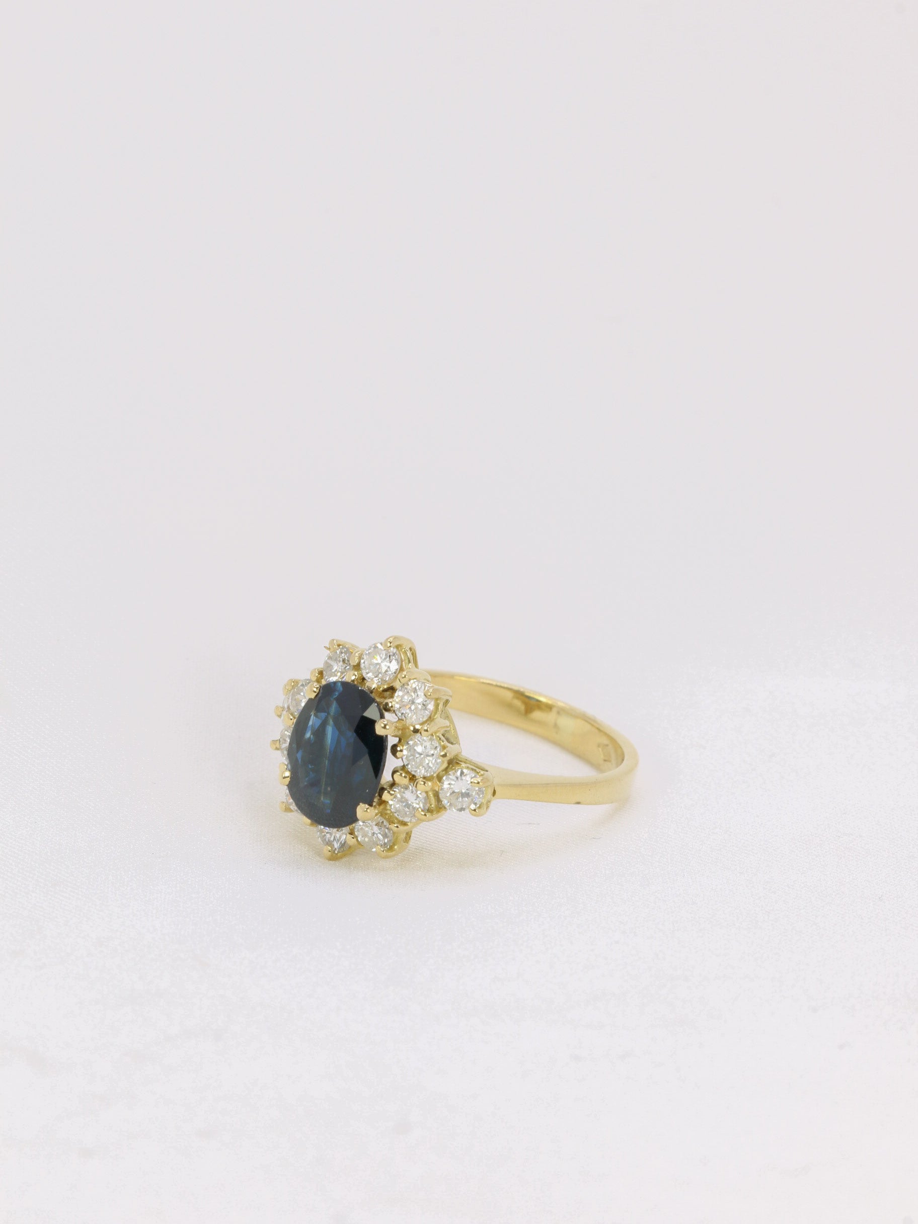 Bague marguerite vintage en or, saphir ovale et diamants