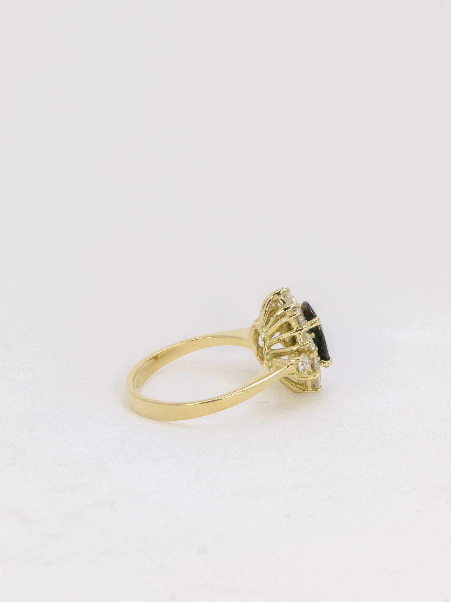 Bague marguerite vintage en or, saphir ovale et diamants