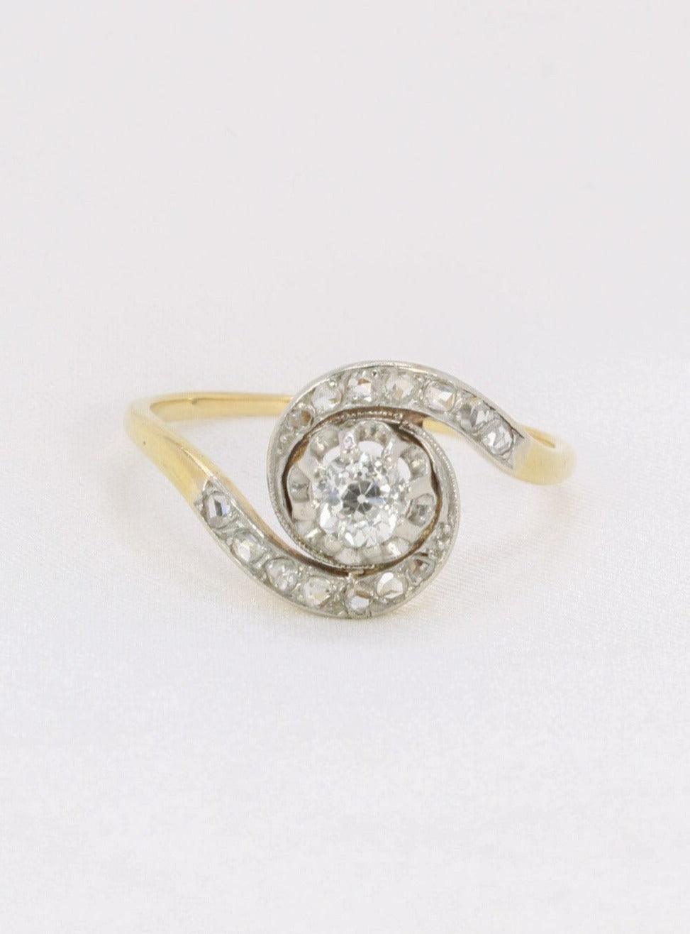 Bague tourbillon en or et diamant taille ancienne