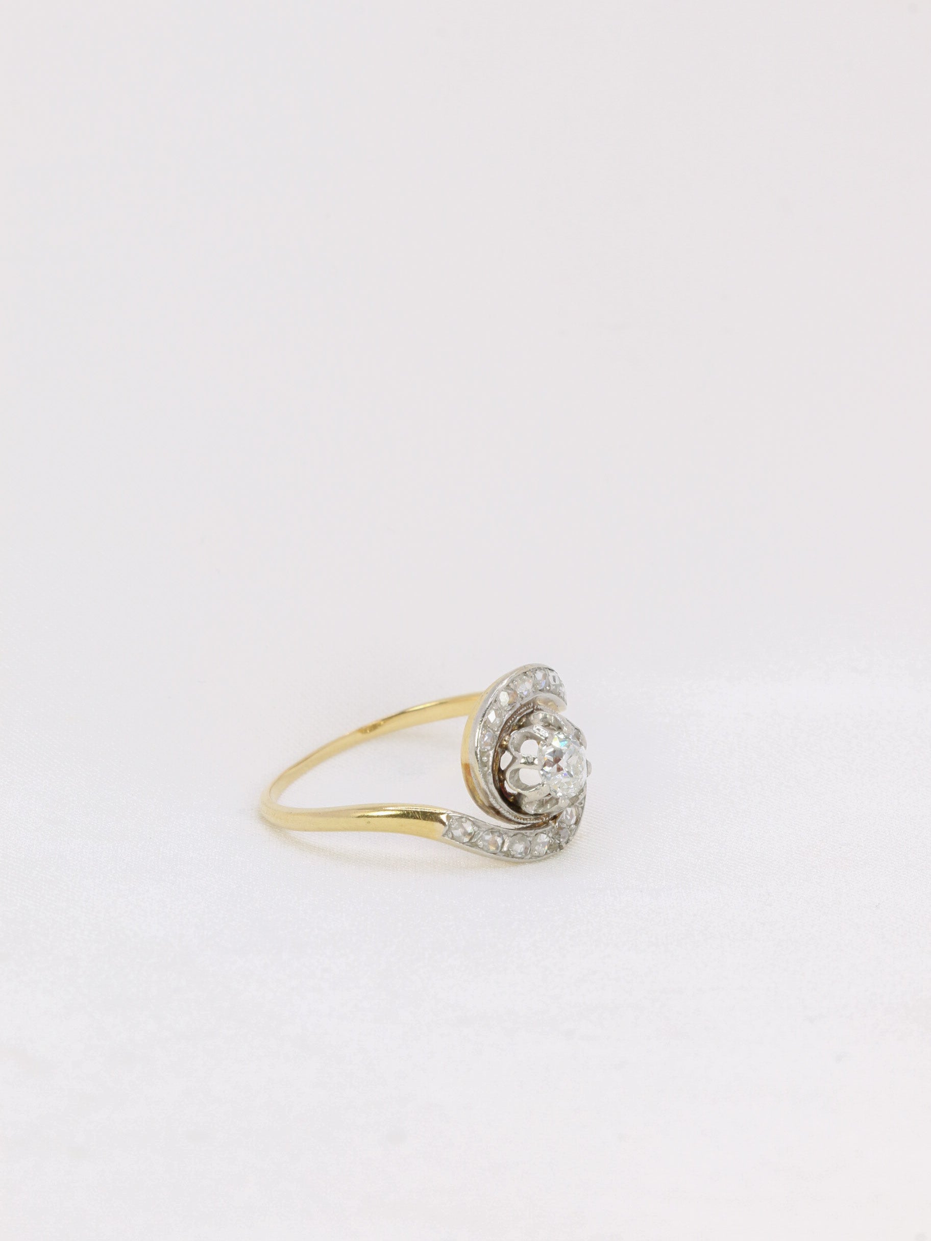 Bague tourbillon en or et diamant taille ancienne