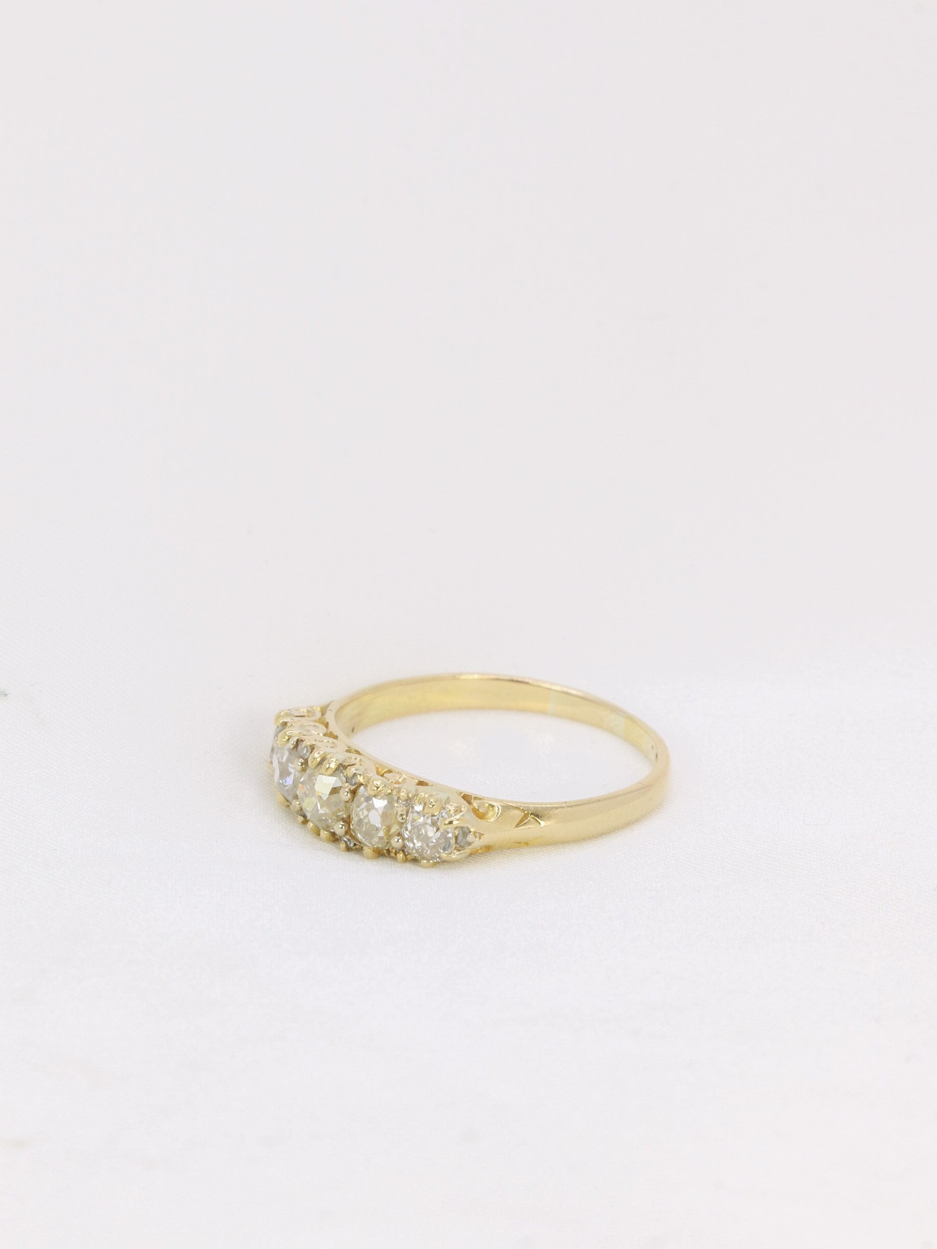Bague jarretière en or et diamants taille ancienne