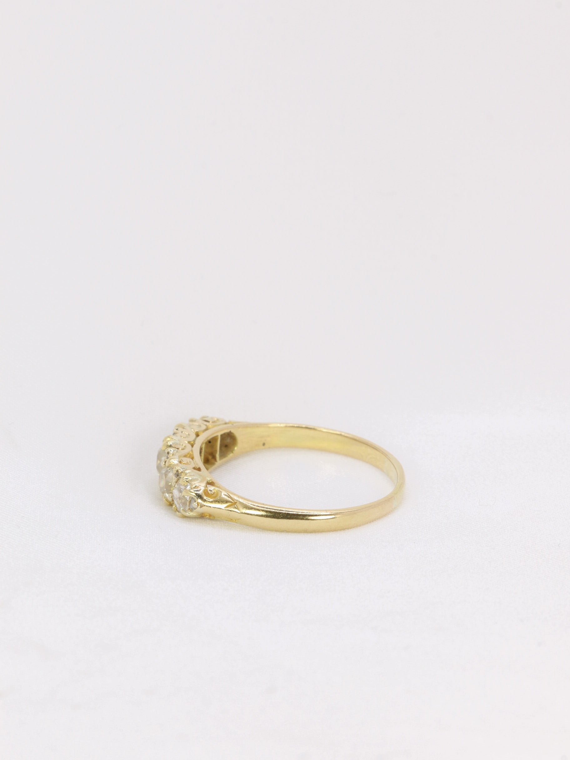 Bague jarretière en or et diamants taille ancienne