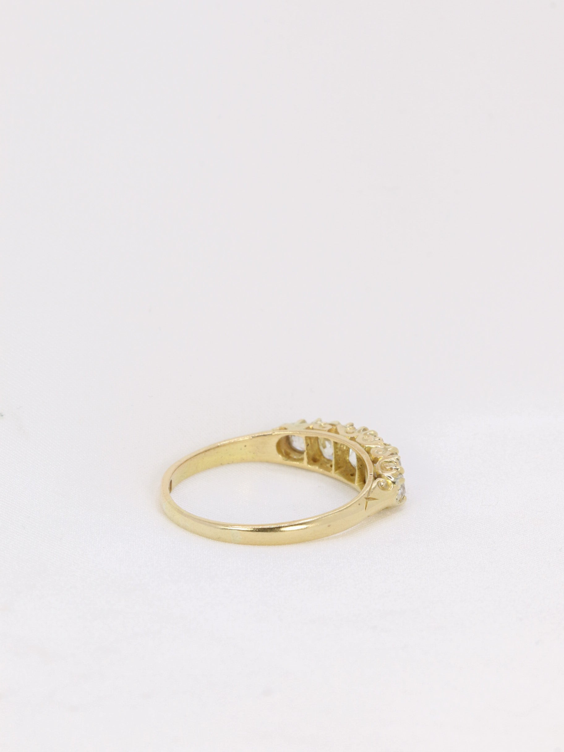 Bague jarretière en or et diamants taille ancienne