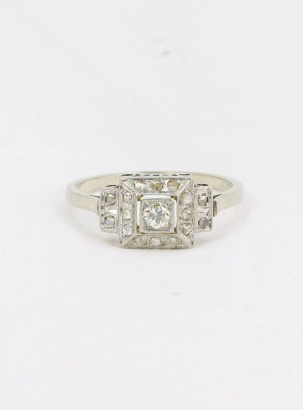 Bague Art Deco gradins or blanc platine diamants 0,15 ct