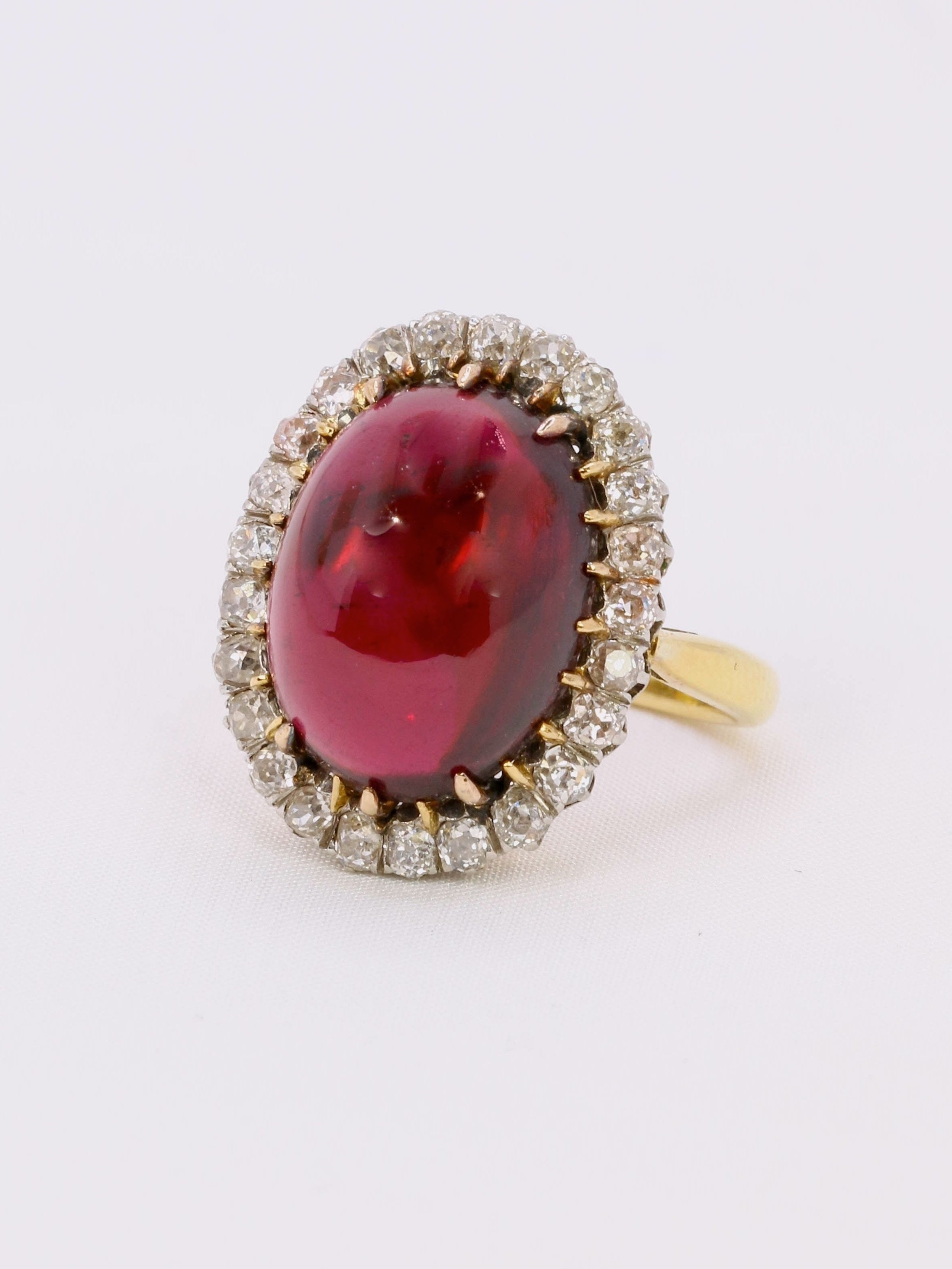 Bague victorienne cabochon de grenat diamants taille ancienne