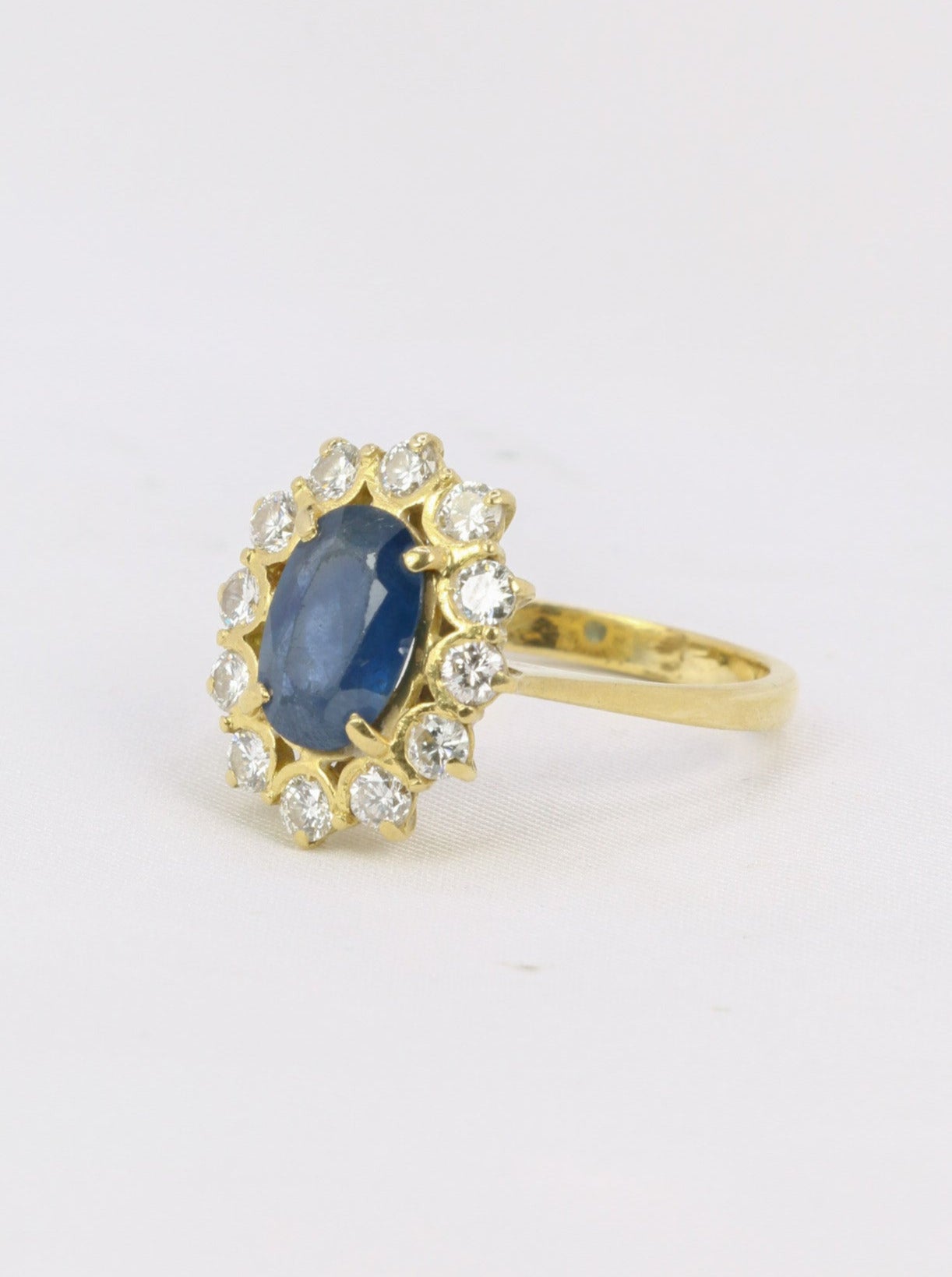 Bague marguerite vintage or diamants saphir ovale