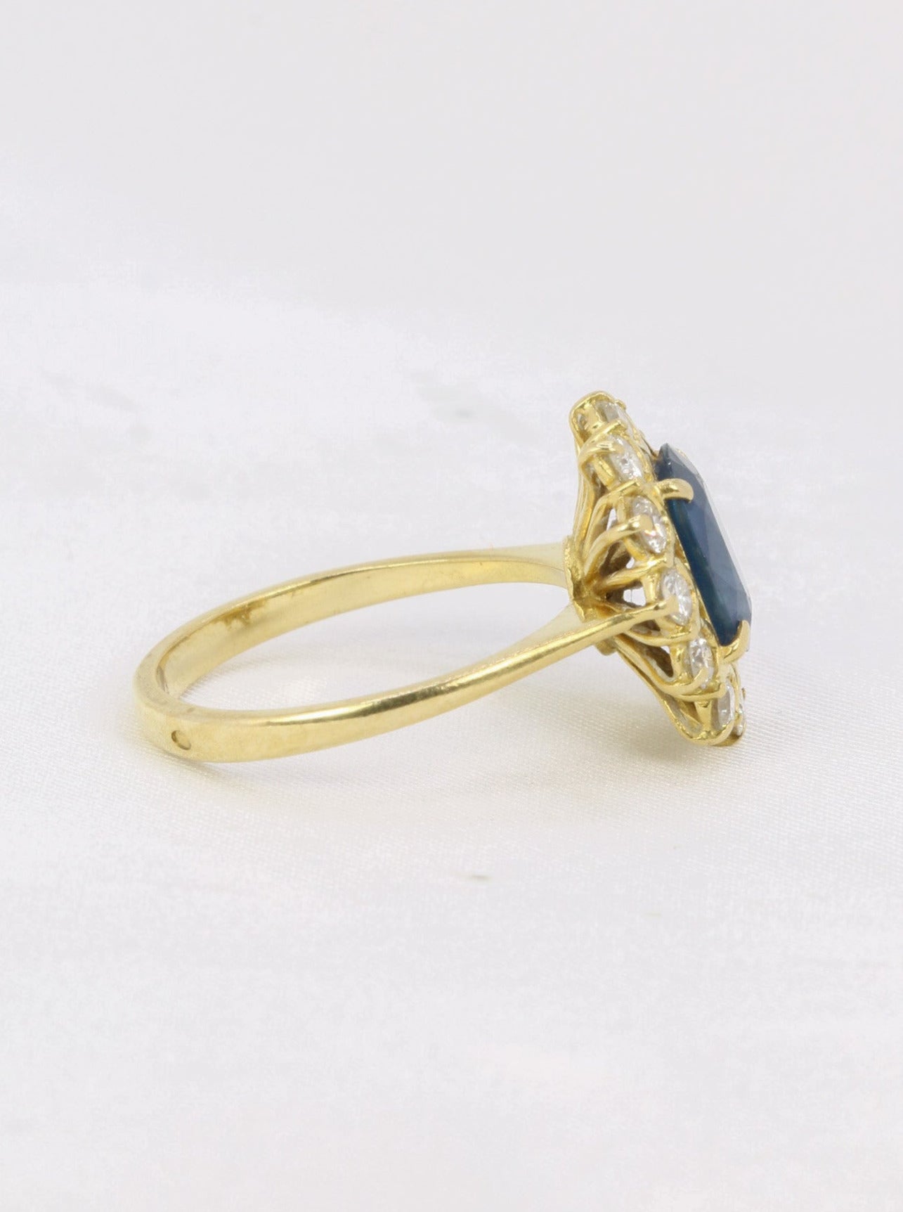 Bague marguerite vintage or diamants saphir ovale