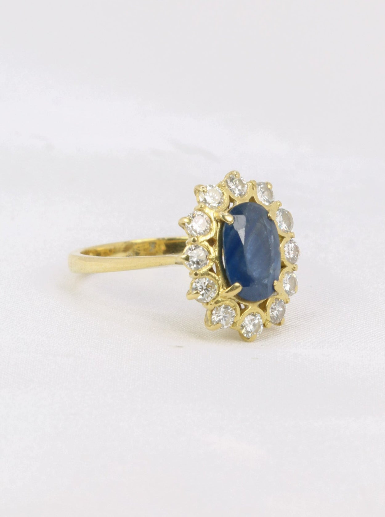 Bague marguerite vintage or diamants saphir ovale