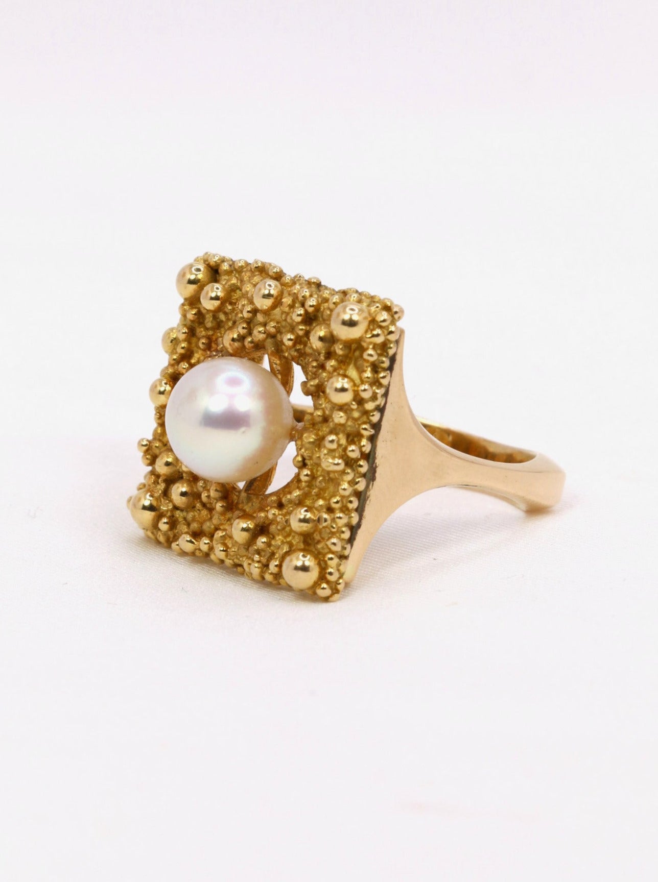 Bague Omega Gilbert Albert vintage or jaune & perle akoya