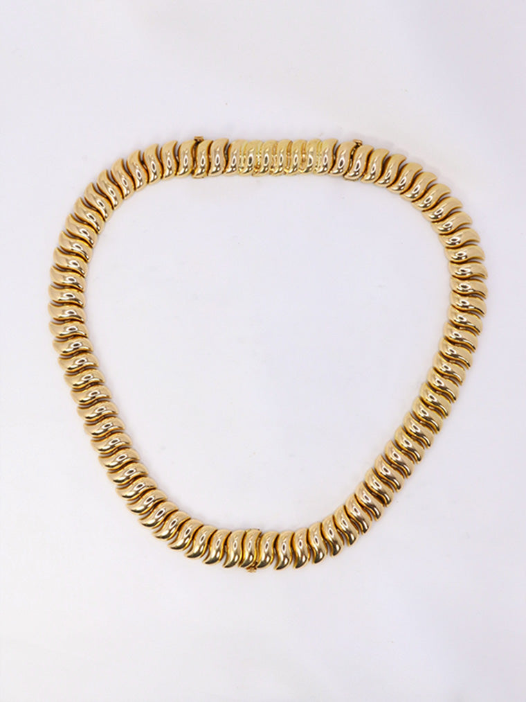 Collier vintage BOUCHERON Ondule or jaune
Un collier Boucheron modèle “Ondule” constitué de 2 bracelets et d’un plus petit motif détachable en or jaune 18K (750°/°°). Le collier est donc transformable pour être porté en deux bracelets. Travail français des années 1940. Signé Boucheron Paris sur chaque. Poinçon de maître de Robert Pouget.
Longueur du collier : 40 cm
Longueur des bracelets : 18,5 cm
Longueur du motif détachable : 5,2 cm
Poids brut : 131.58 grammes