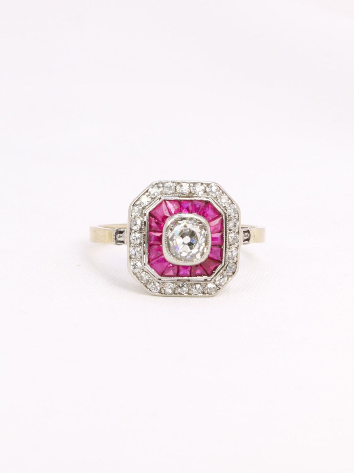 Bague Art Deco or platine diamants taille ancienne rubis calibrés