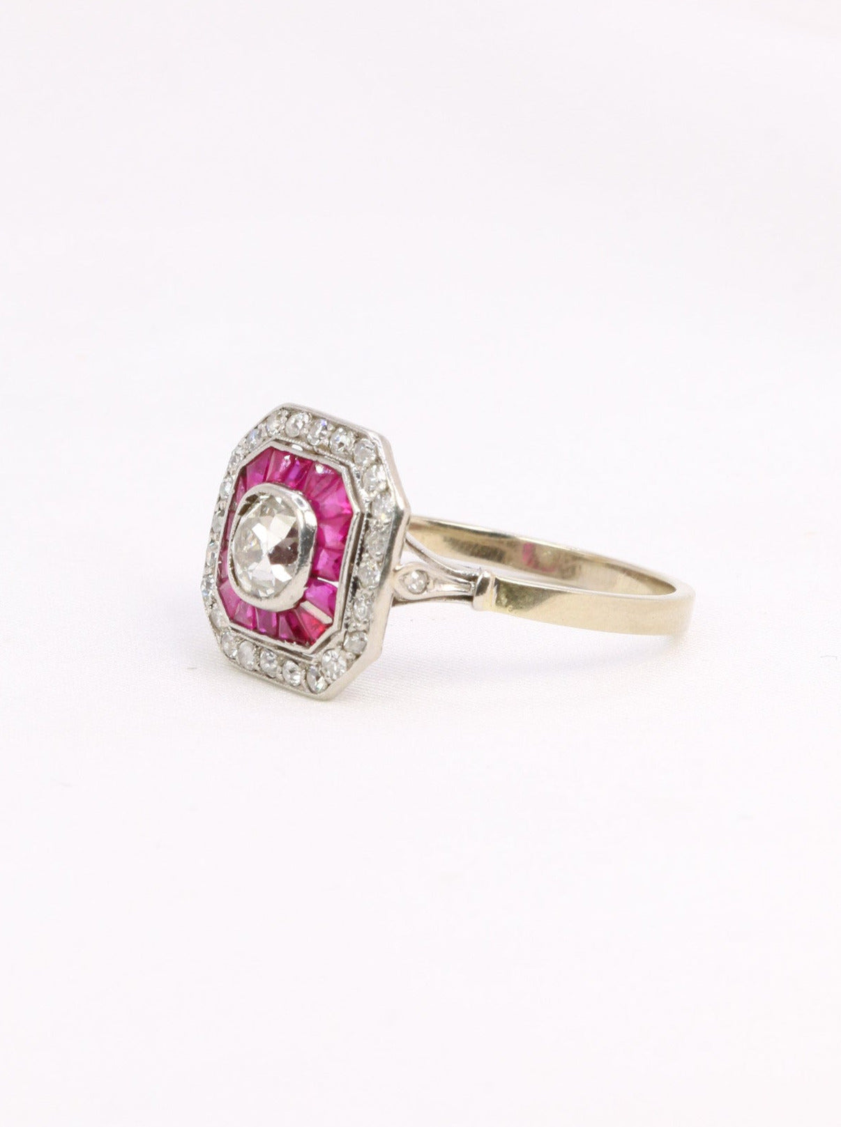 Bague Art Deco or platine diamants taille ancienne rubis calibrés