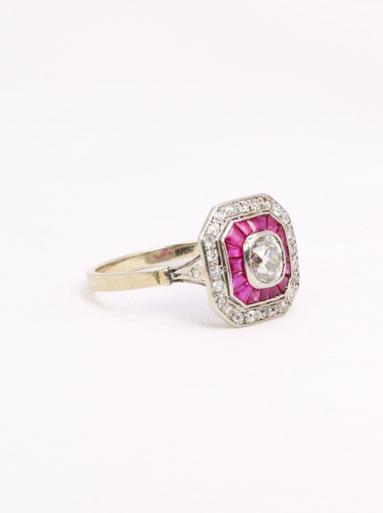 Bague Art Deco or platine diamants taille ancienne rubis calibrés