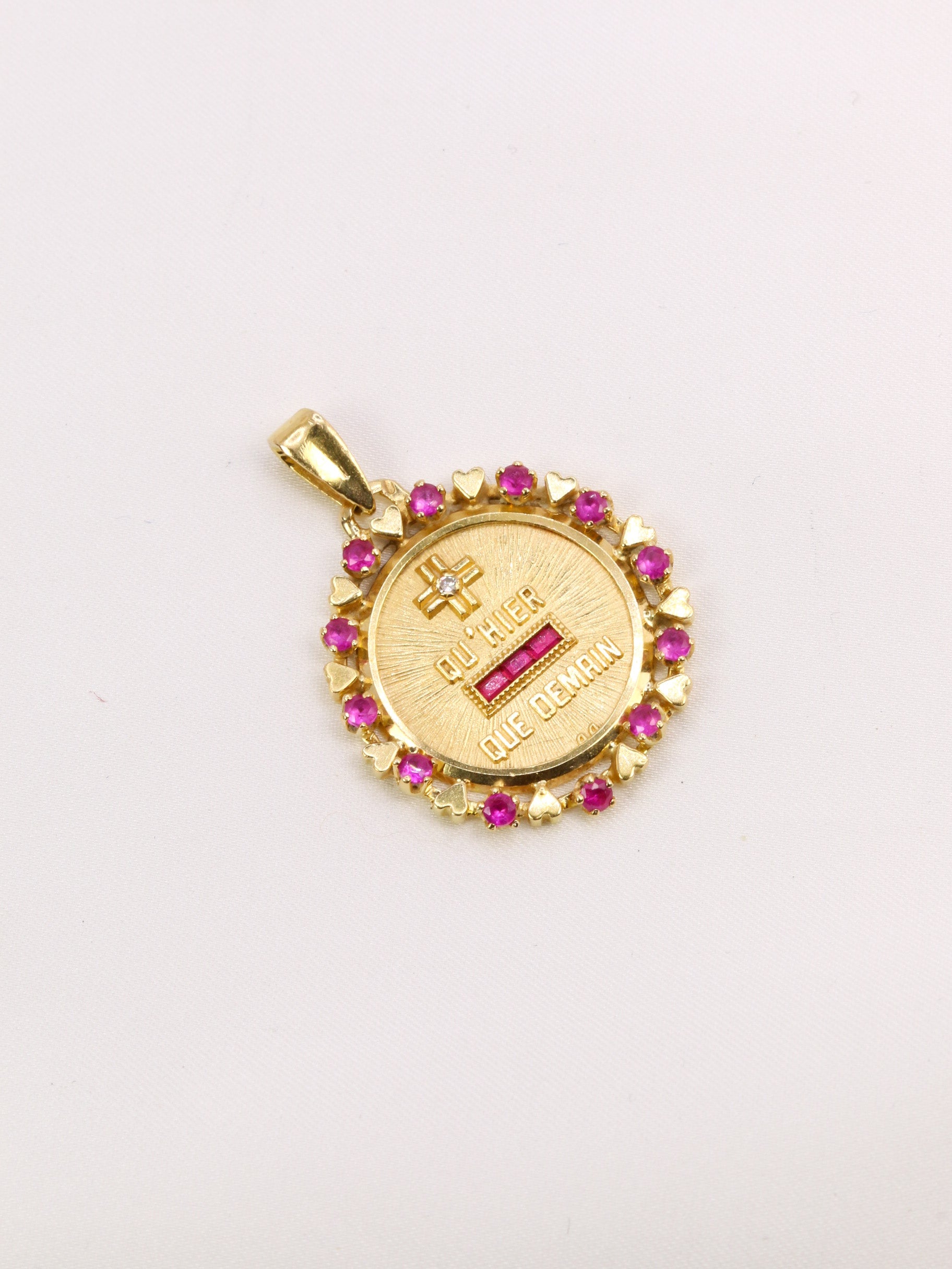 Médaille Amour vintage Augis entourage coeur rubis Plus hier moins demain or jaune diamant rubis