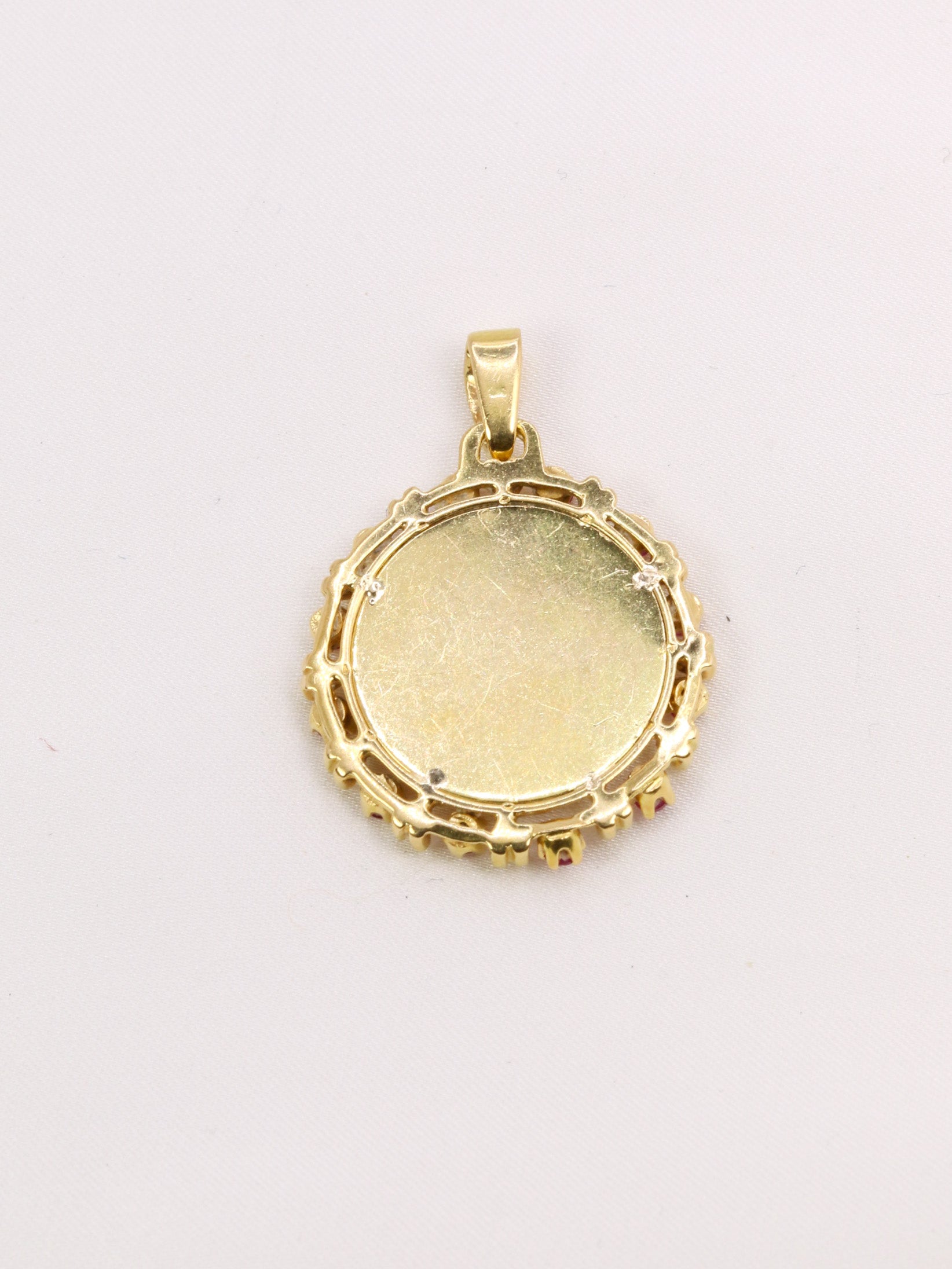 Médaille Amour vintage Augis entourage coeur rubis Plus hier moins demain or jaune diamant rubis