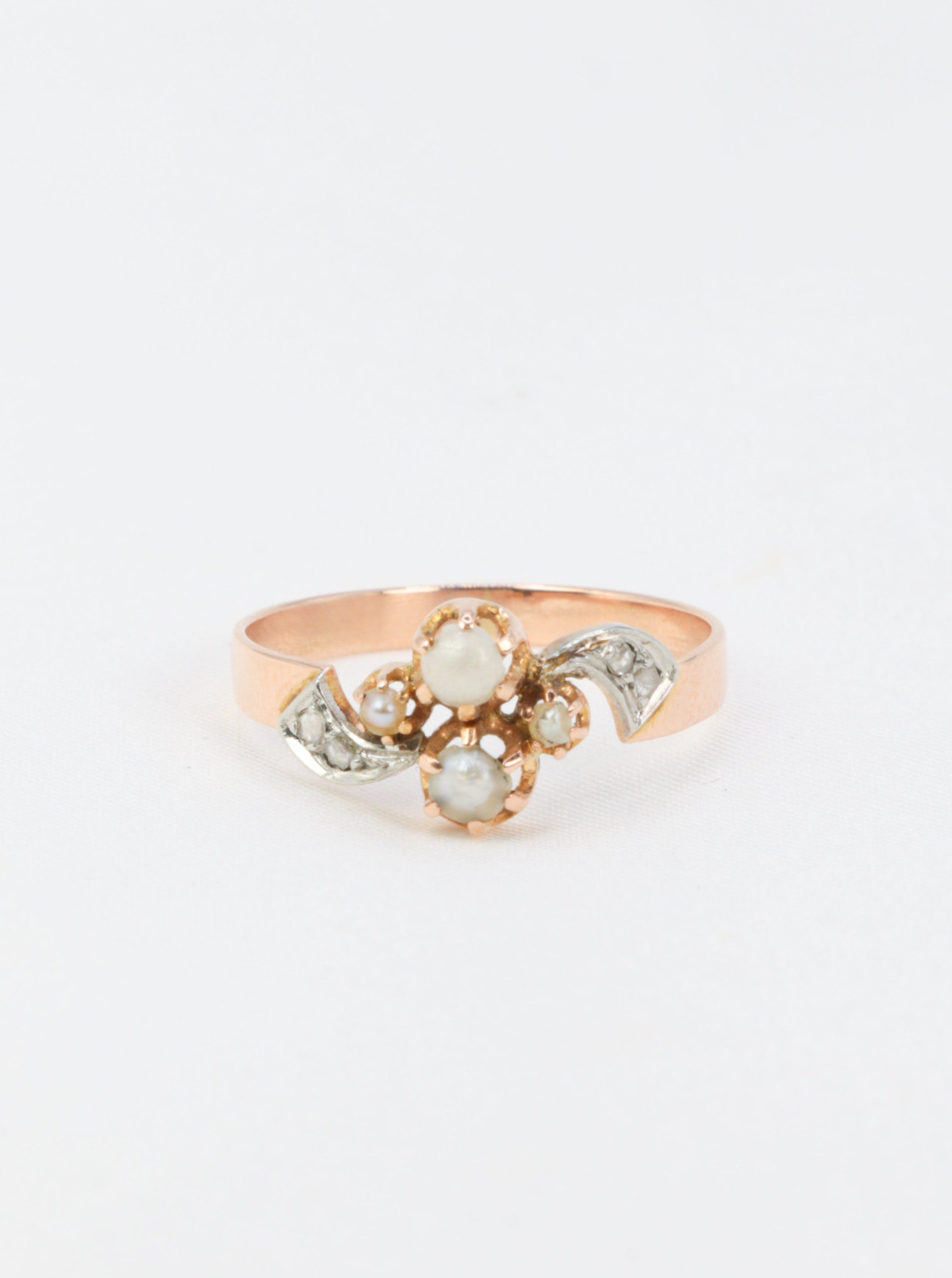 Bague ancienne en or blanc, perles fines et diamants