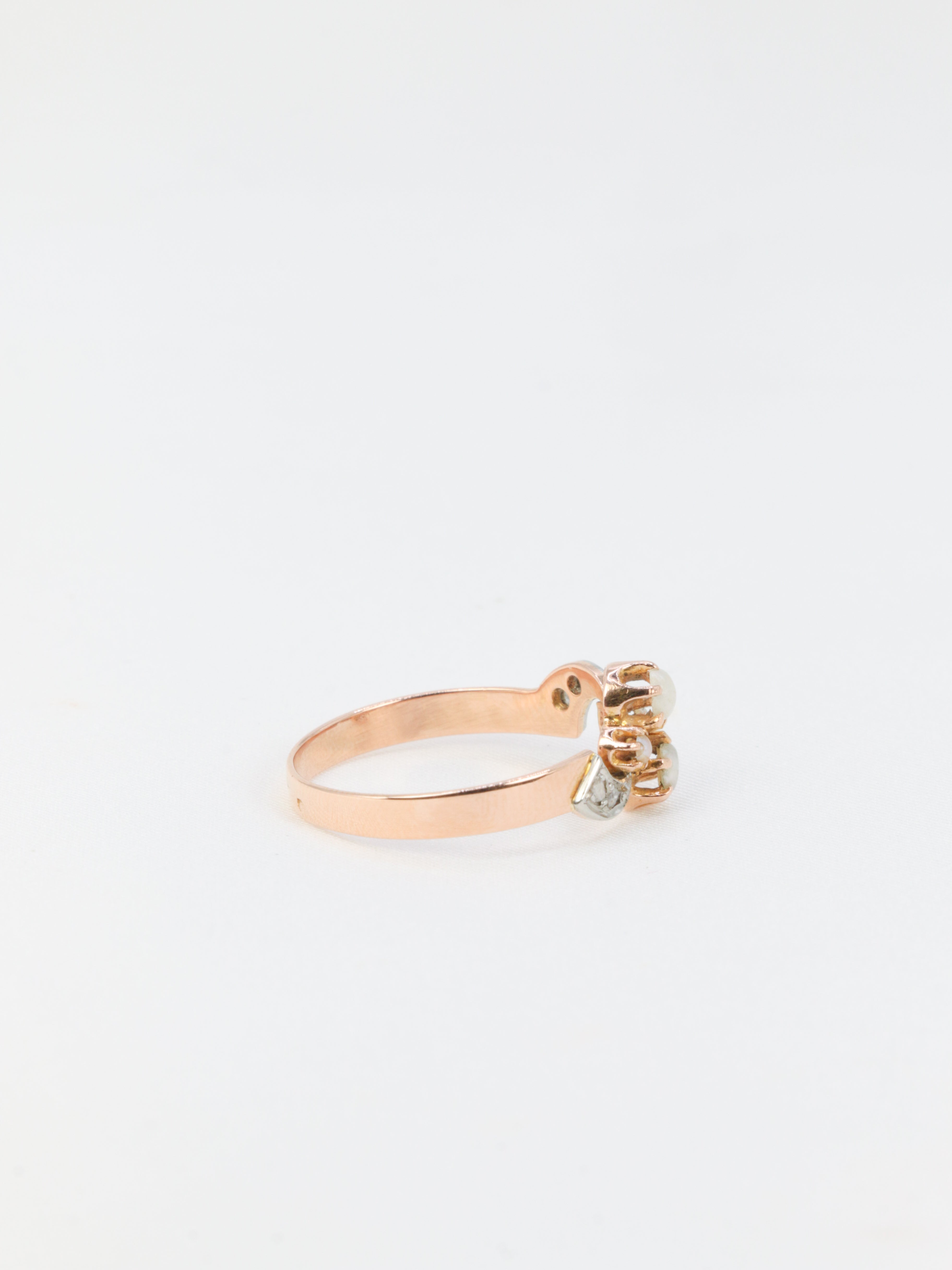Bague ancienne en or blanc, perles fines et diamants