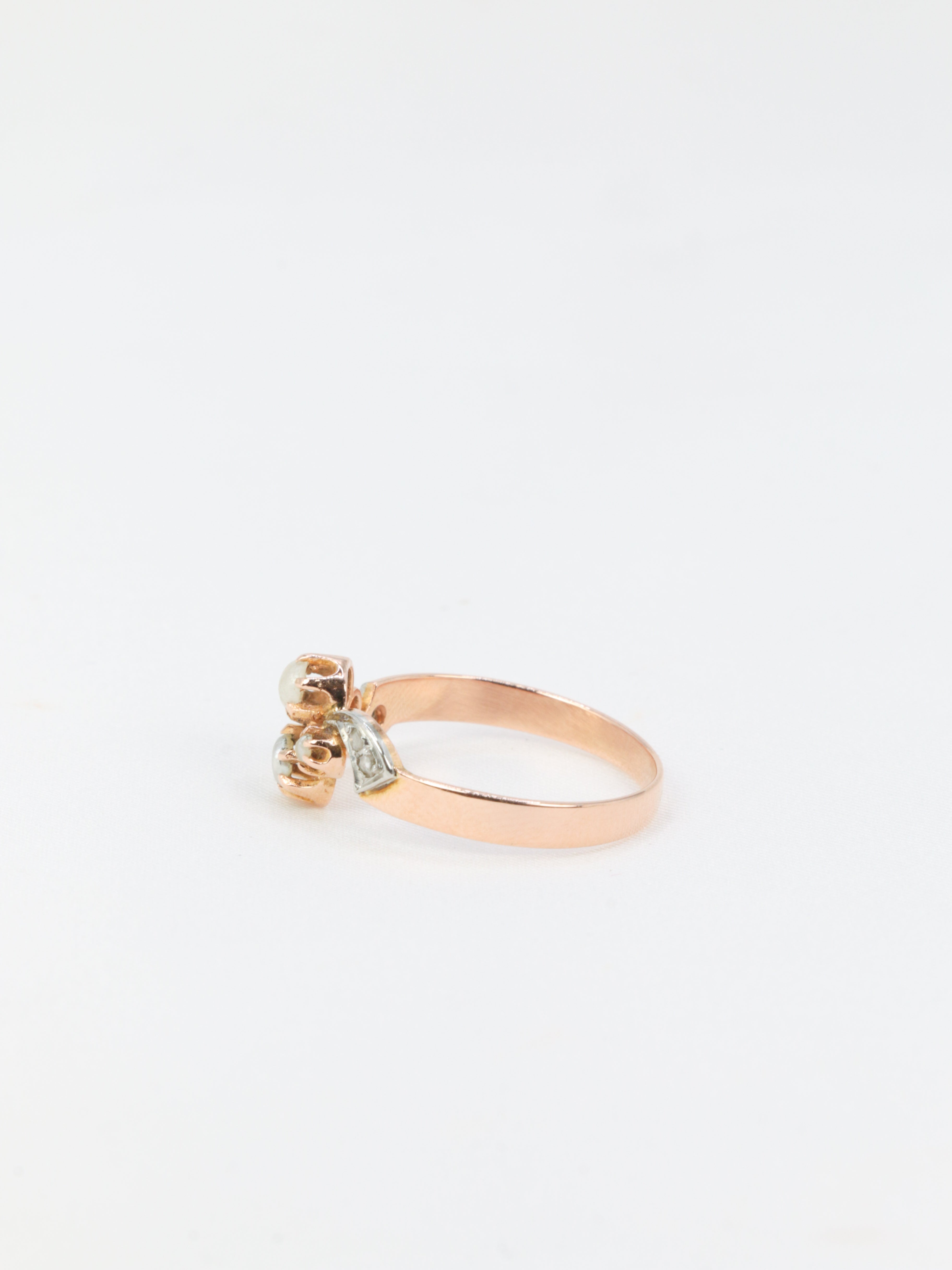 Bague ancienne en or blanc, perles fines et diamants