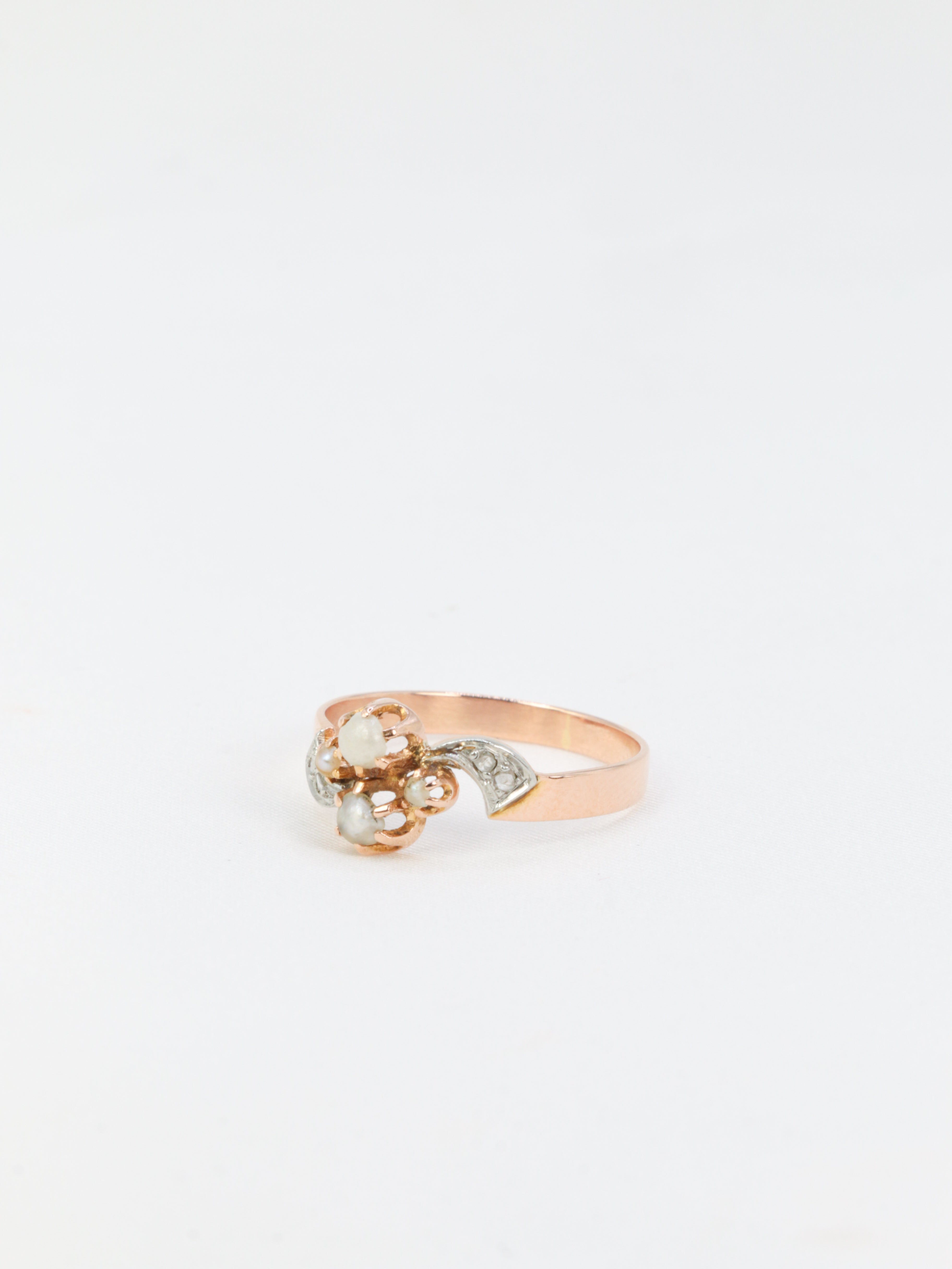 Bague ancienne en or blanc, perles fines et diamants