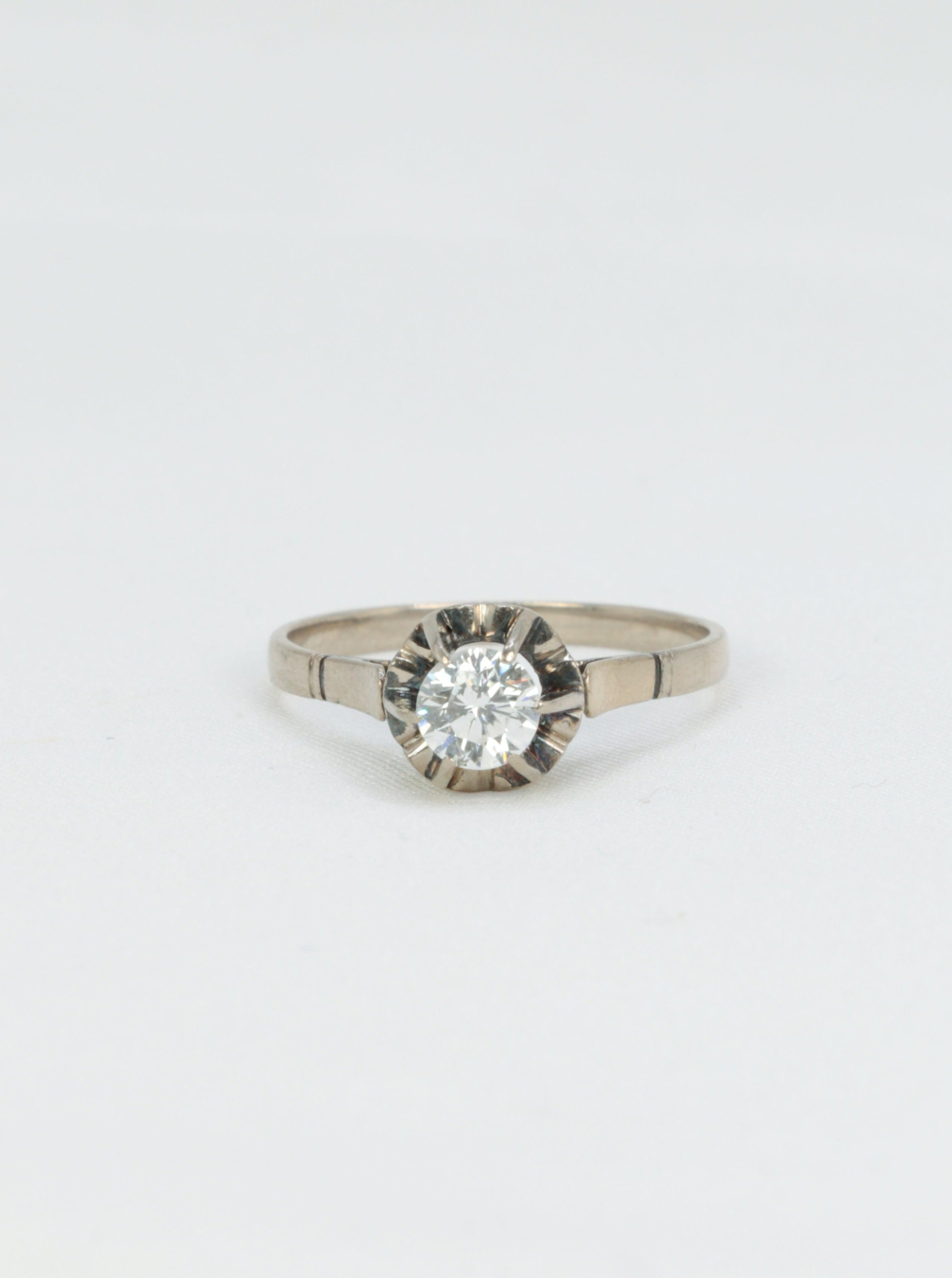 Bague ancienne solitaire en or blanc et diamant