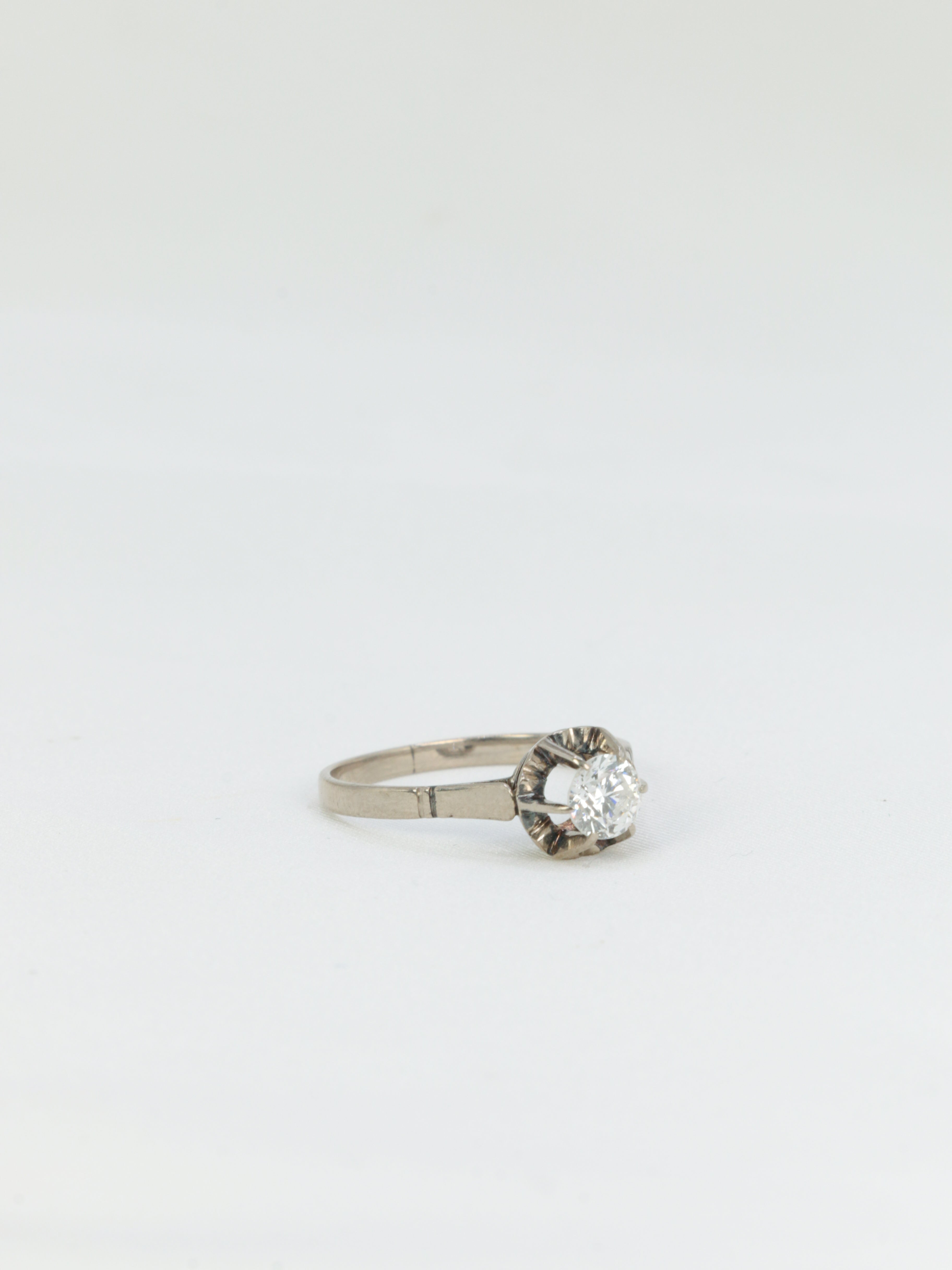 Bague ancienne solitaire en or blanc et diamant