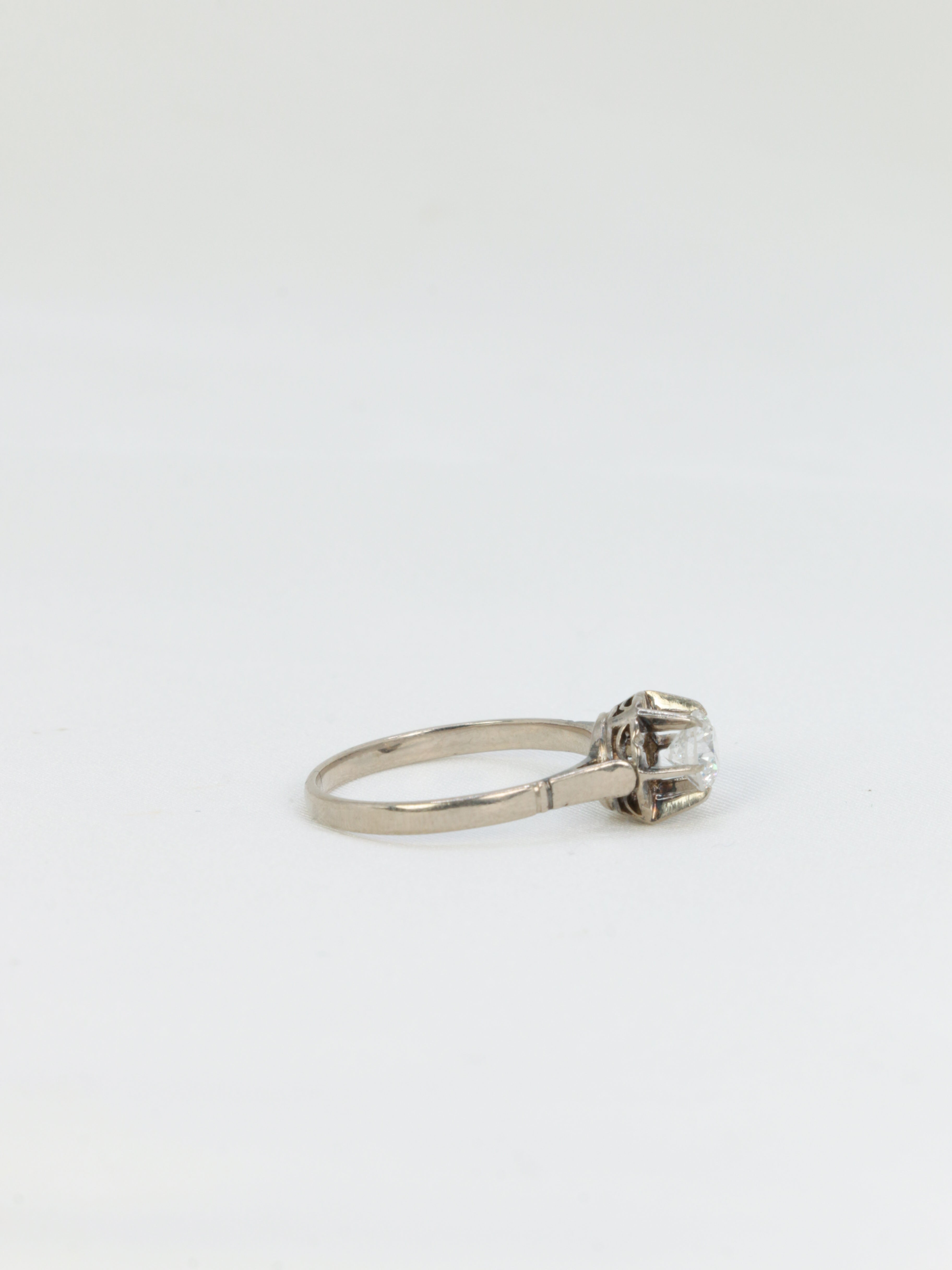Bague ancienne solitaire en or blanc et diamant